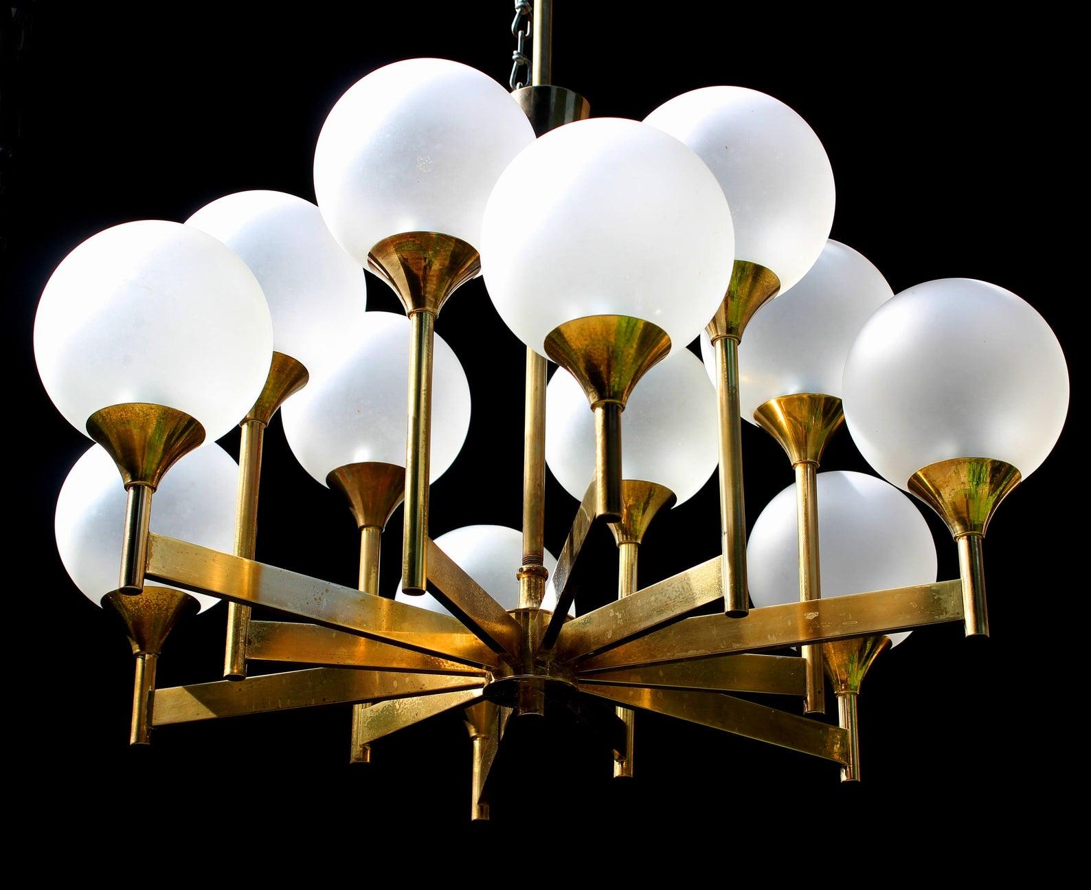 Fine organic chandelier with frosted glass globes and brass. 12-light (e14)

Measures: Diameter 26