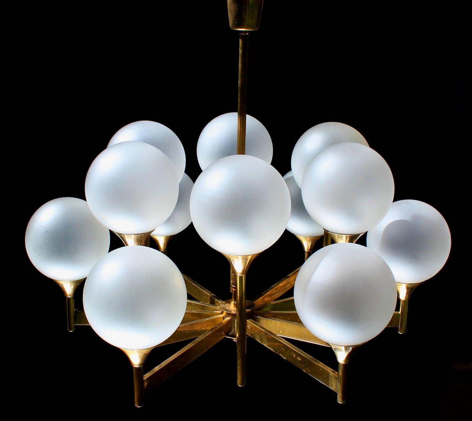 Mid-Century Modern 12 Glass Globes Brass Chandelier, 1960s-1970s For Sale
