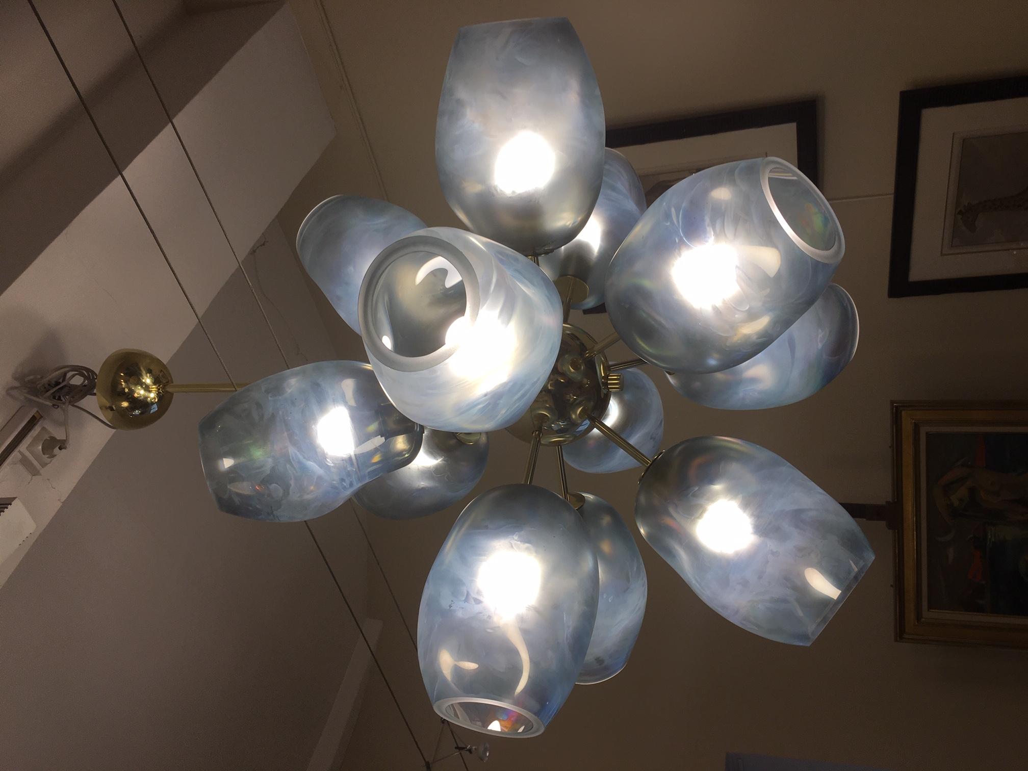 Grand luminaire de Murano, Italie, composé de 12 globes en verre bleu-gris. Structure en laiton poli. Toutes les boules de verre peuvent être démontées. XX e travail.