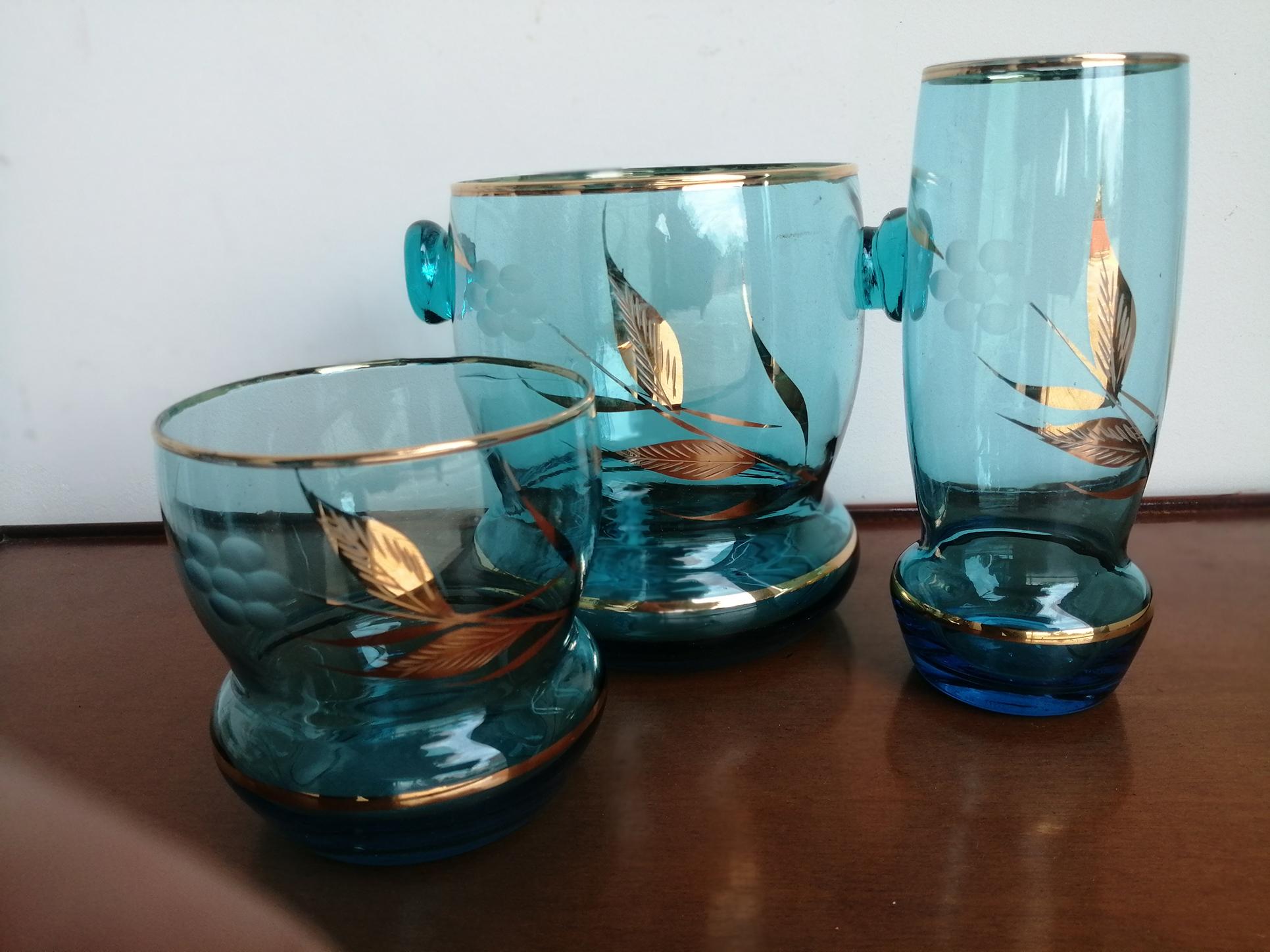 Spectacular colour. A beautiful blue -The photos do not do it justice

Set of 13 glasses and vintage  crystal and glass ice bucket

Blue crystal with gold bands and hand painted and carved floral design.

#Bohemiaglass #blueglass #tabesstyle