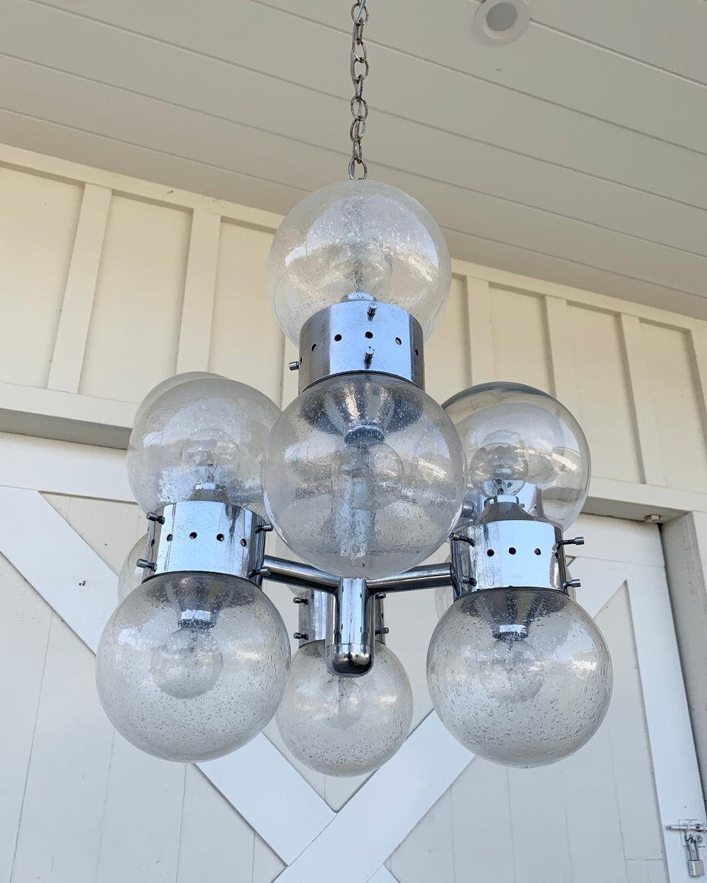 Beautiful midcentury modern chandelier with 12 globes/lights in the style of lightolier.
The murano glass style globes are mounted on a chrome frame (one of the globes has been replaced).
The piece is in vintage condition but shows