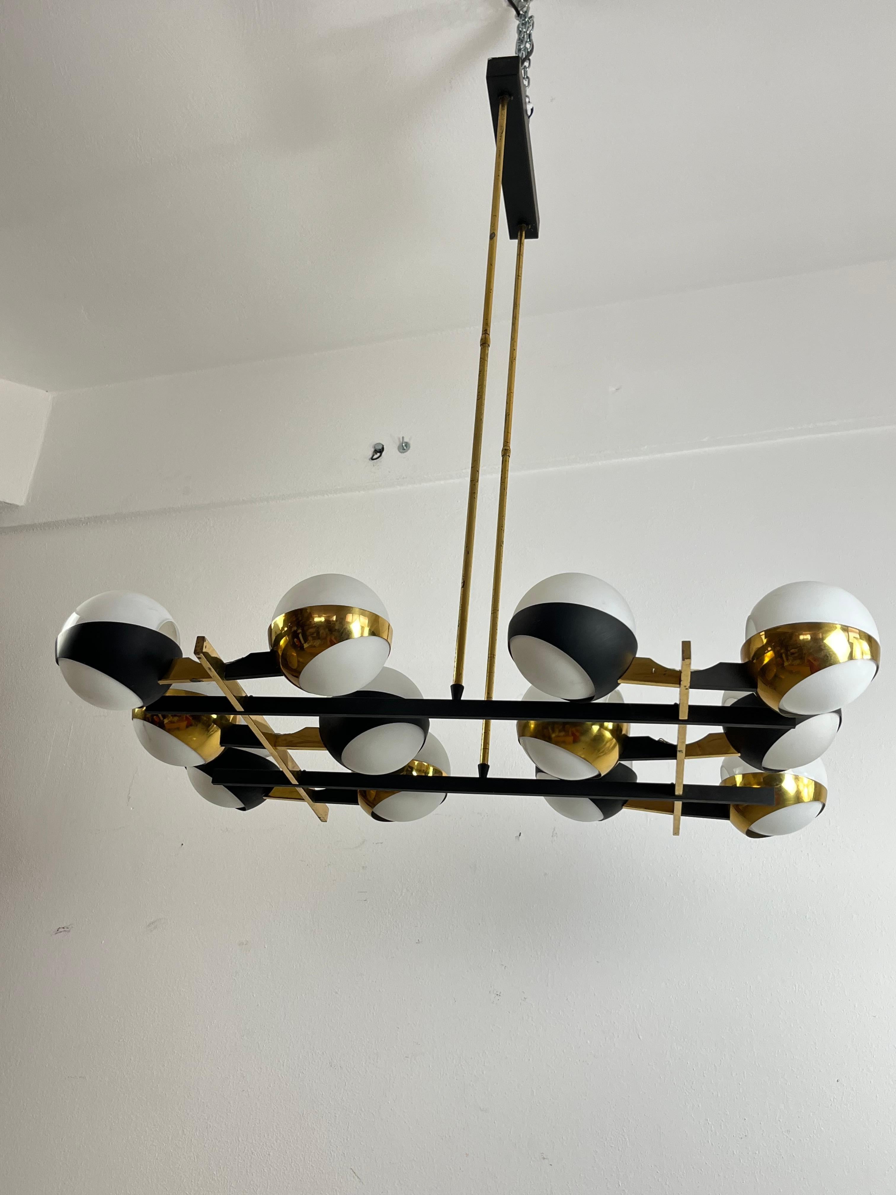 12-Globe Glass & Brass Mid-Century Stilnovo Chandelier Italian design 1950s.
The spheres are intact and in opaline glass. The brass structure has black enamelled aluminum parts. Good condition, small signs of aging. E14 lamps.