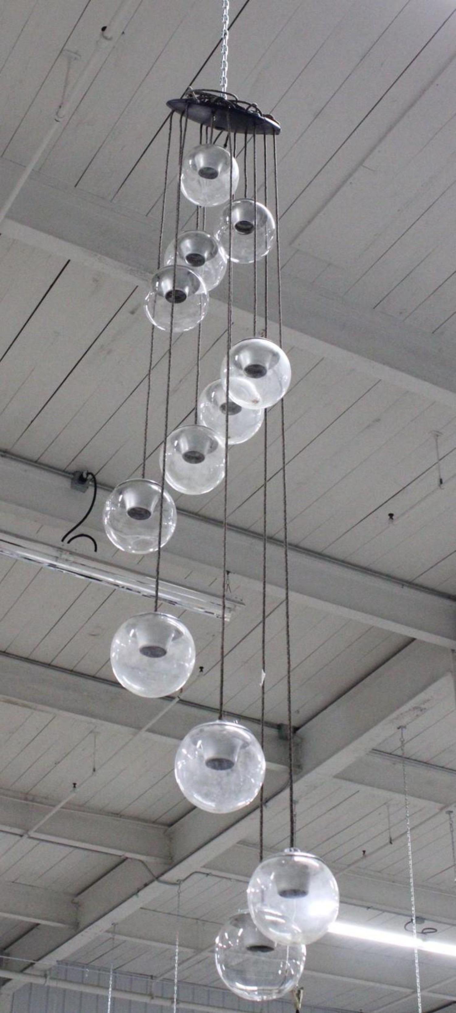 Sospensione Gino Sarfatti for Arteluce Dimensioni rare
Lampadario a 12 globi. Mod.2095/12 
Alluminio laccato e vetro
Modello creato nel 1958
Diametro dei globi: 13 cm
L'altezza complessiva della sospensione può essere regolata in base alle tue