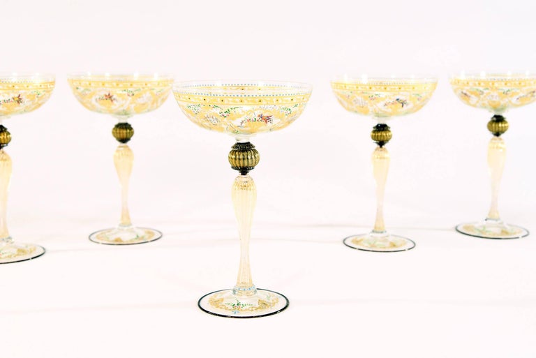 12 Handblown Venetian Salviati Hand-Painted Gold Champagne Coupes with Birds In Excellent Condition For Sale In Great Barrington, MA