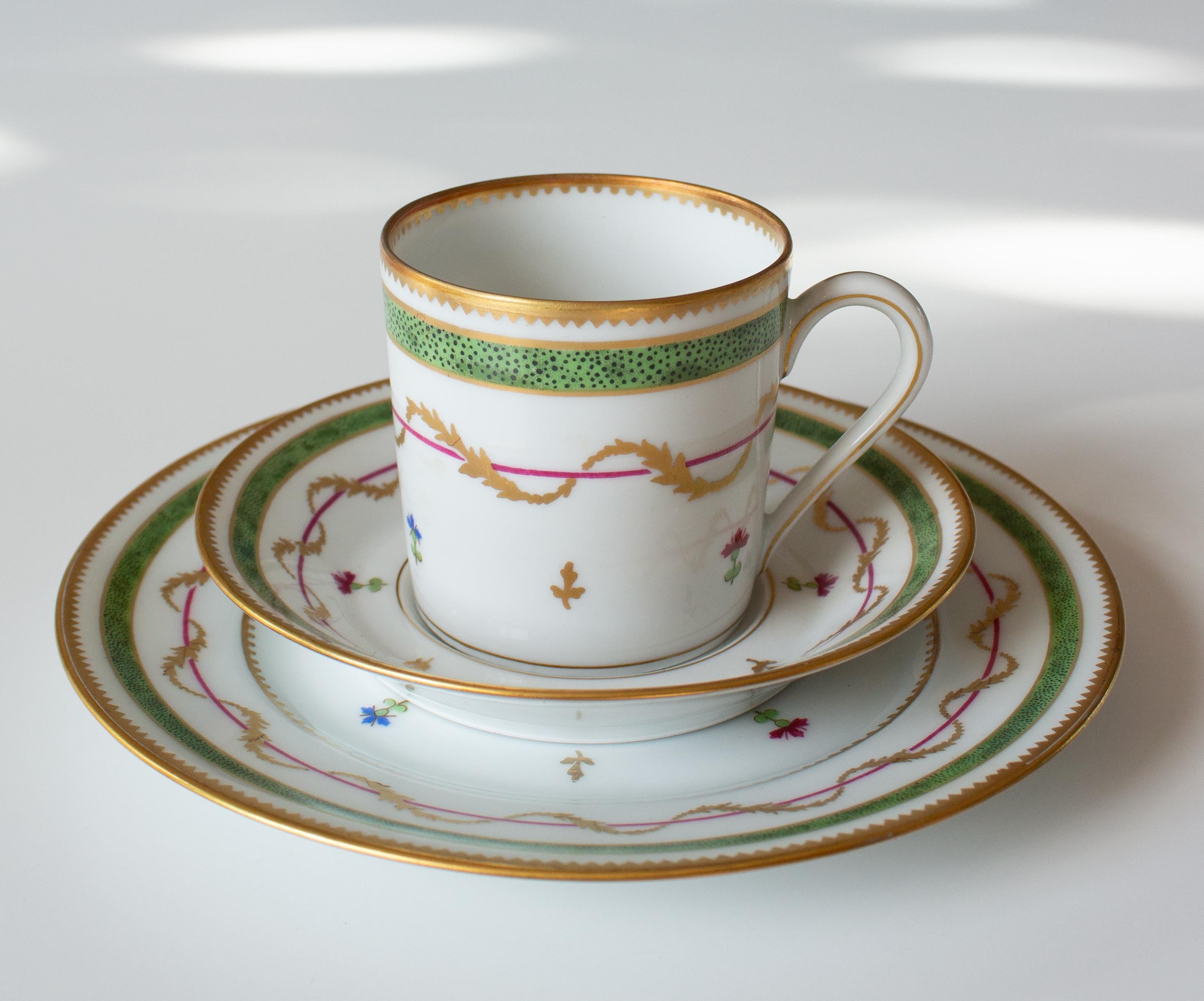 Haviland Vieux Paris de Georges Rouard

Haviland Vieux Paris, diseñada por el distinguido Georges Rouard, encarna la elegancia intemporal de la porcelana francesa. Creadas originalmente a principios del siglo XX, alrededor de 1900-1930, estas
