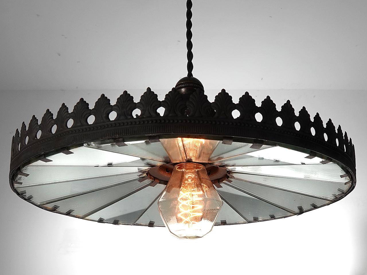 Il s'agit d'un beau pendentif à miroir de 12 pouces de diamètre. Le look est simple et élégant, mais avec quelques fioritures décoratives. Il est conçu pour montrer l'ampoule sous son meilleur jour. La hauteur est de 6 pouces plus la longueur de fil