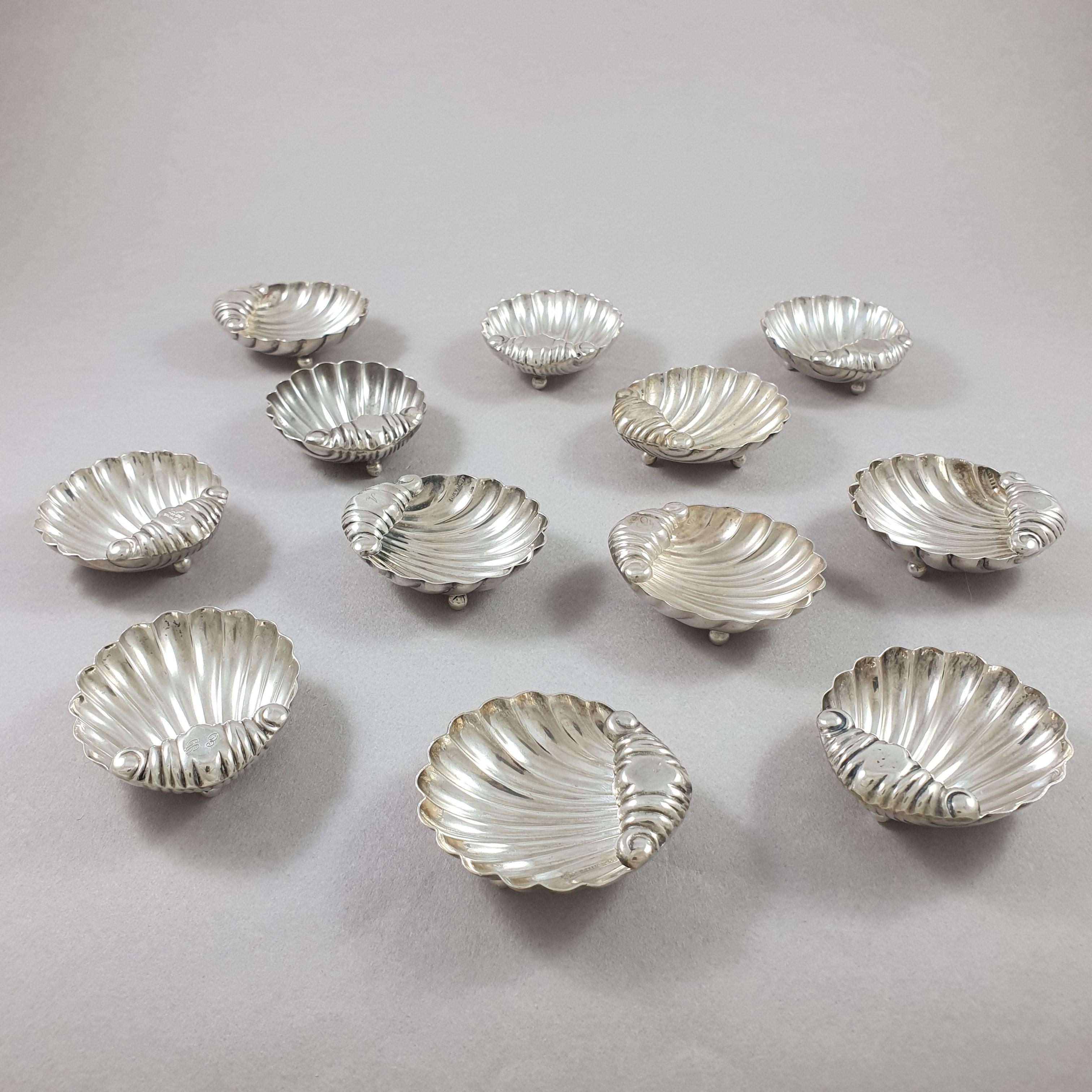 12 cups in solid silver 

In the shape of a shell, they rest on three ball feet 

Silver hallmark 800 
Italy circa 1970 

Measures: Length: 5.2 cm 
Width: 4.6 cm 
Height: 1.8 cm 160 grams.