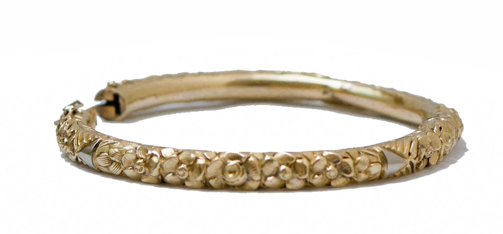 Elegant retrò bracelet in 12 kt yellow gold structure hand chiseled  with flowers.
Total Weight 10.90 gr
RF   +FGGA
Inner Diameter 6.2 cm

For any information, feel free to contact the seller through the message center.