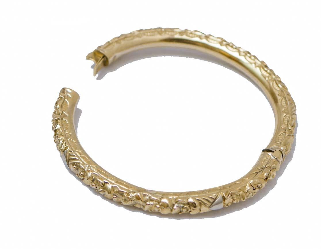 Rétro 12 Karat Yellow Gold Hand Chiseled  Retrò Bracelet. in vendita