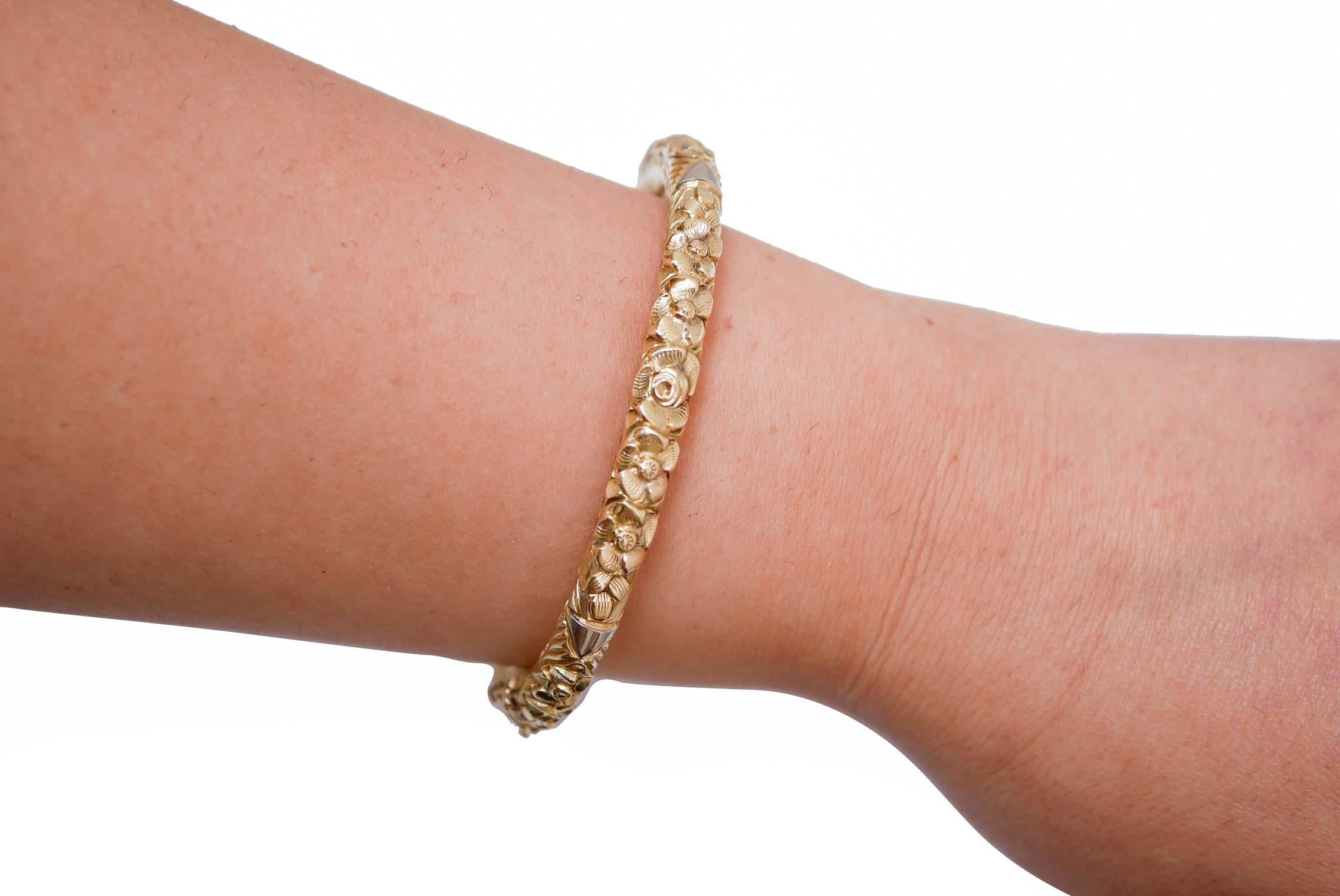 12 Karat Yellow Gold Hand Chiseled  Retrò Bracelet. In condizioni buone in vendita a Marcianise, Marcianise (CE)