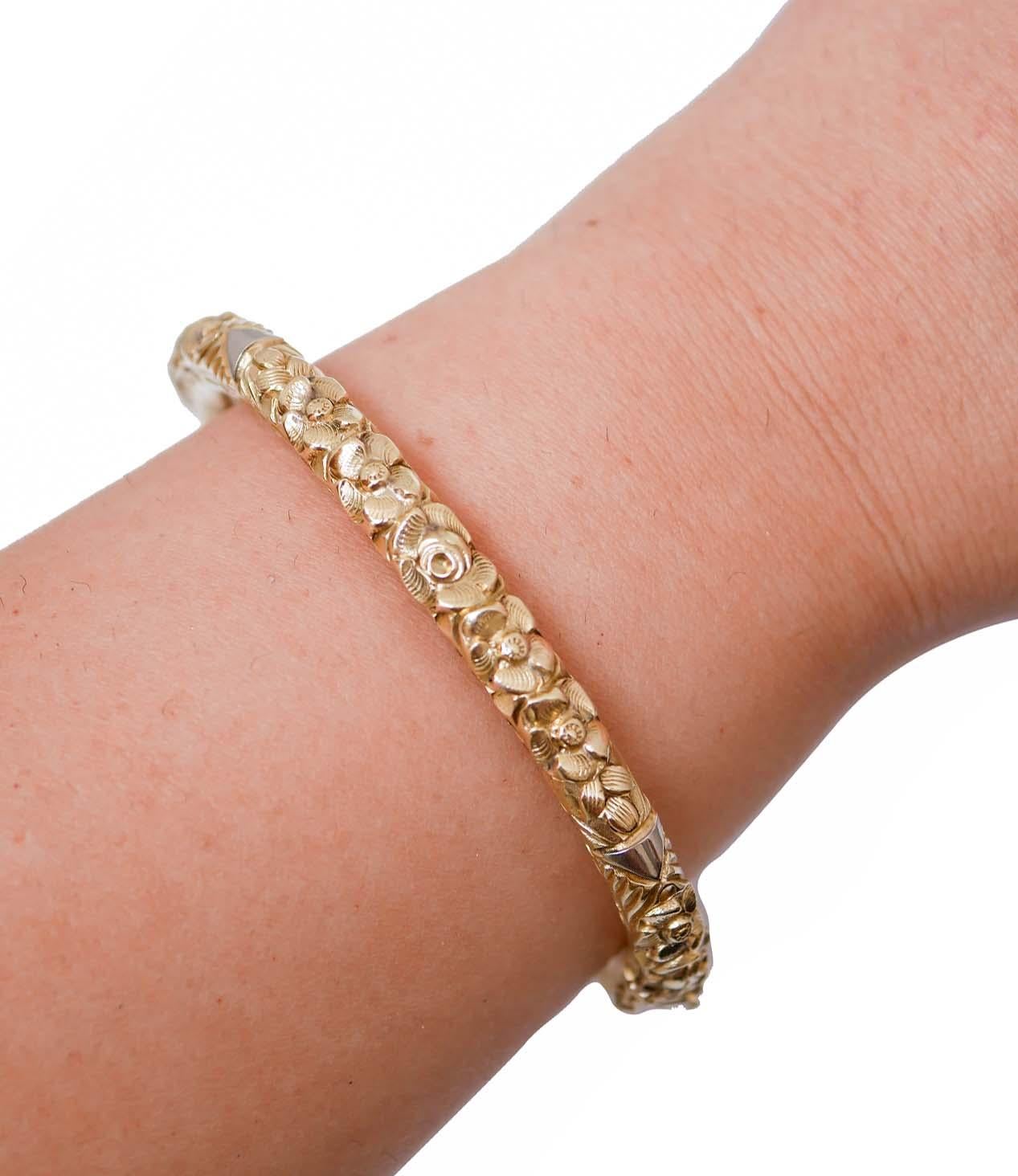 Uomo 12 Karat Yellow Gold Hand Chiseled  Retrò Bracelet. in vendita