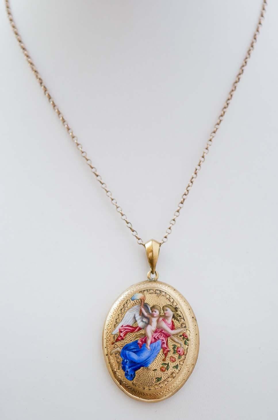 Retrò pendant in 12 kt yellow gold structure representing a woman figure with an angel.
The pendant will come with a rubber chain with a steel closure.
Total Weight 6.60 gr
RF  + GRGE

For any information, feel free to contact the seller through the