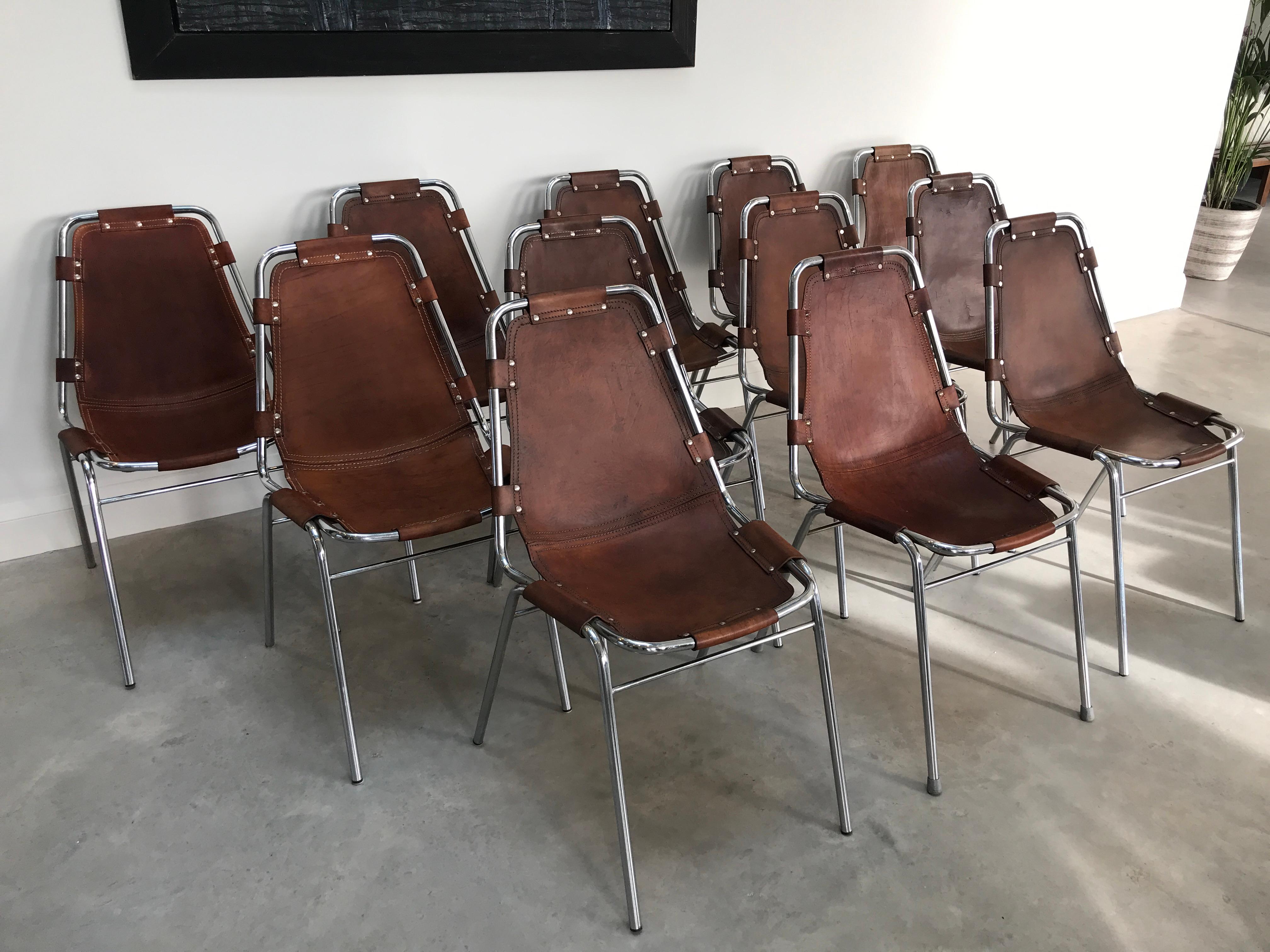 Magnifique ensemble de 12 chaises, difficile de trouver un tel ensemble sur un site web dans le monde entier ! Conçu / choisi par Charlotte Perriand pour et utilisé dans la station de ski Les Arcs, vers 1960. 

Ces chaises ont été choisies par