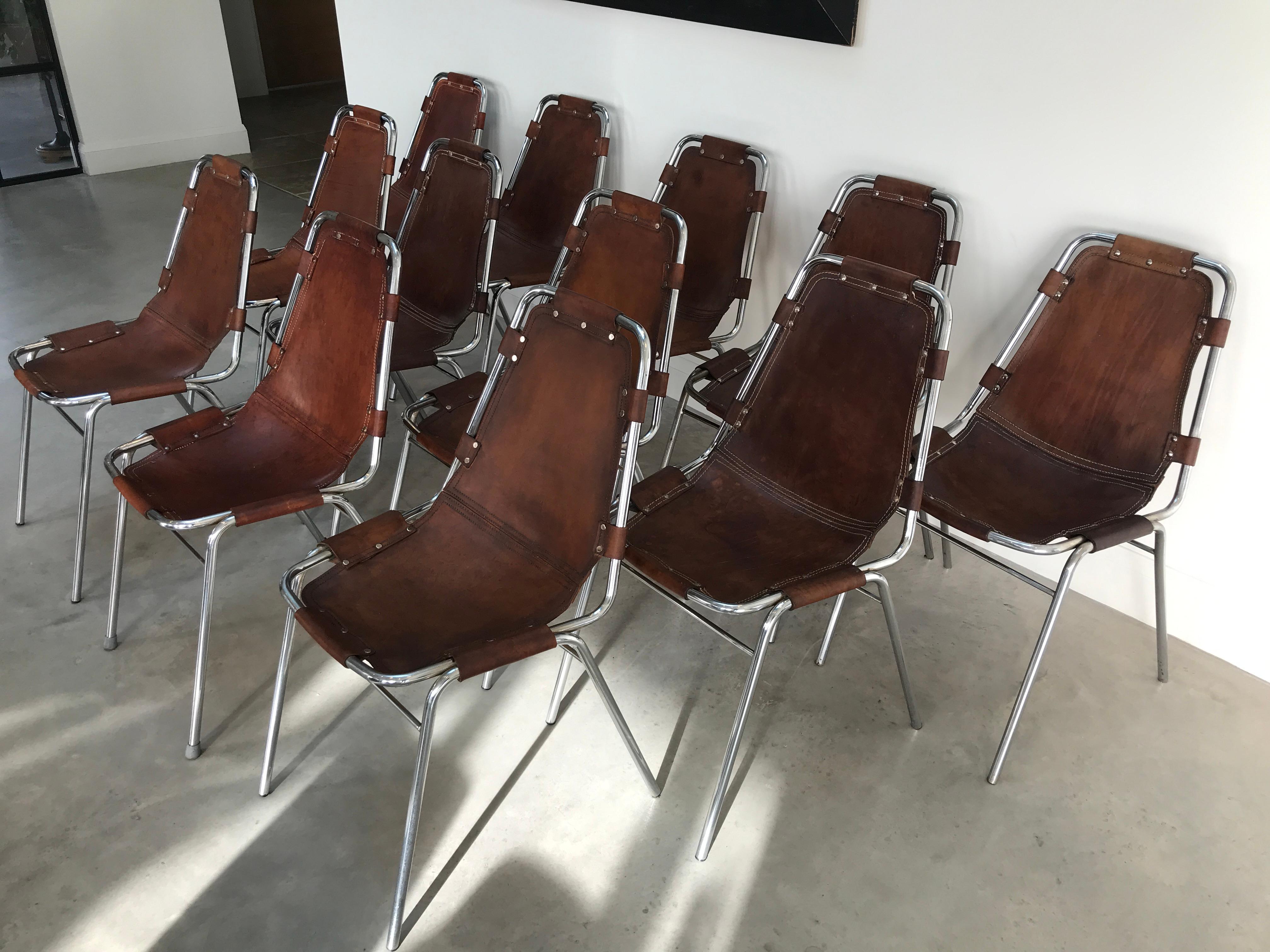 20ième siècle 12 chaises de salle à manger Les Arcs choisies par Charlotte Perriand pour les Arcs, France, années 1960 en vente