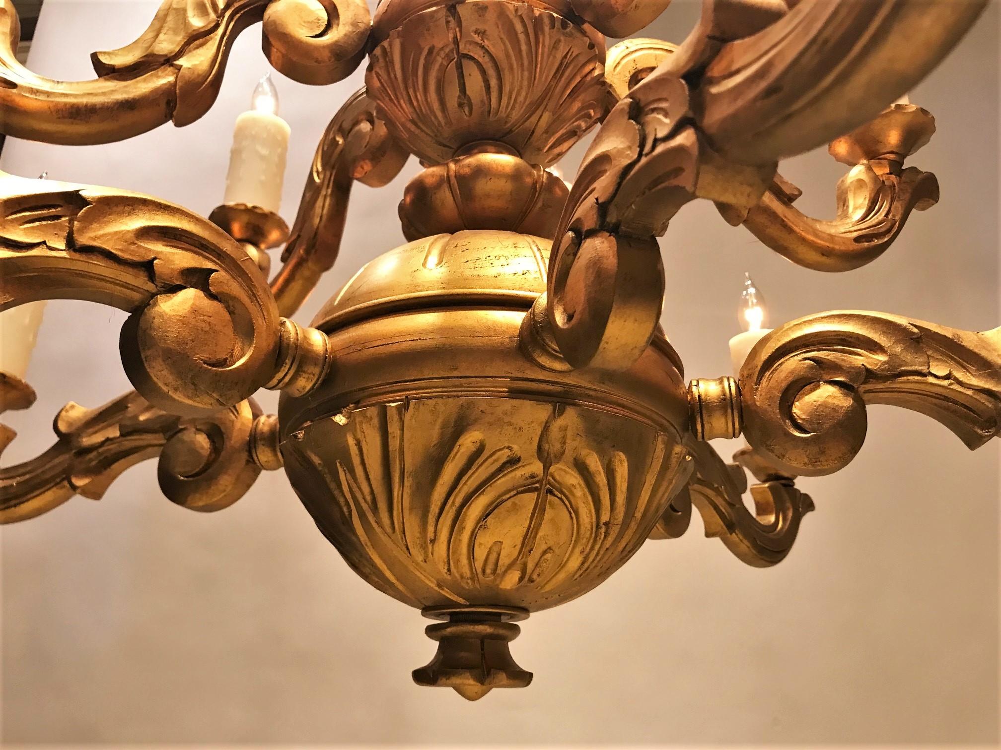 12-Licht-Kronleuchter aus geschnitztem vergoldetem Holz im Barockstil, Dänemark, um:1935 im Angebot 4