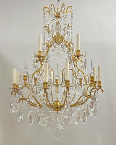 Lampadario a 12 luci in bronzo dorato e cristallo in stile Luigi XV francese