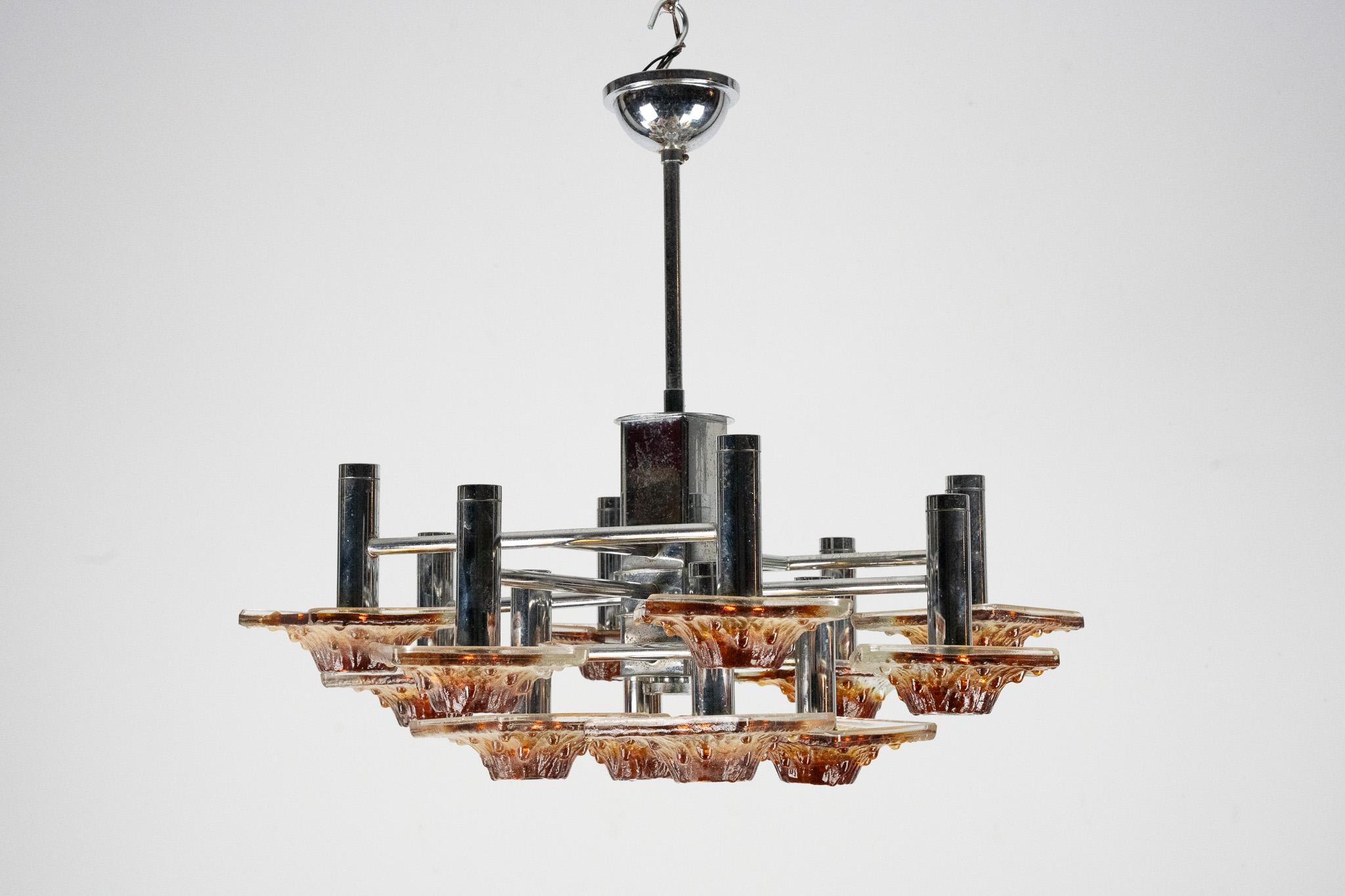 12-light Mazzega chandelier in amber and clear murano glass and chrome. Italy 70 In Good Condition For Sale In Catania, CT
