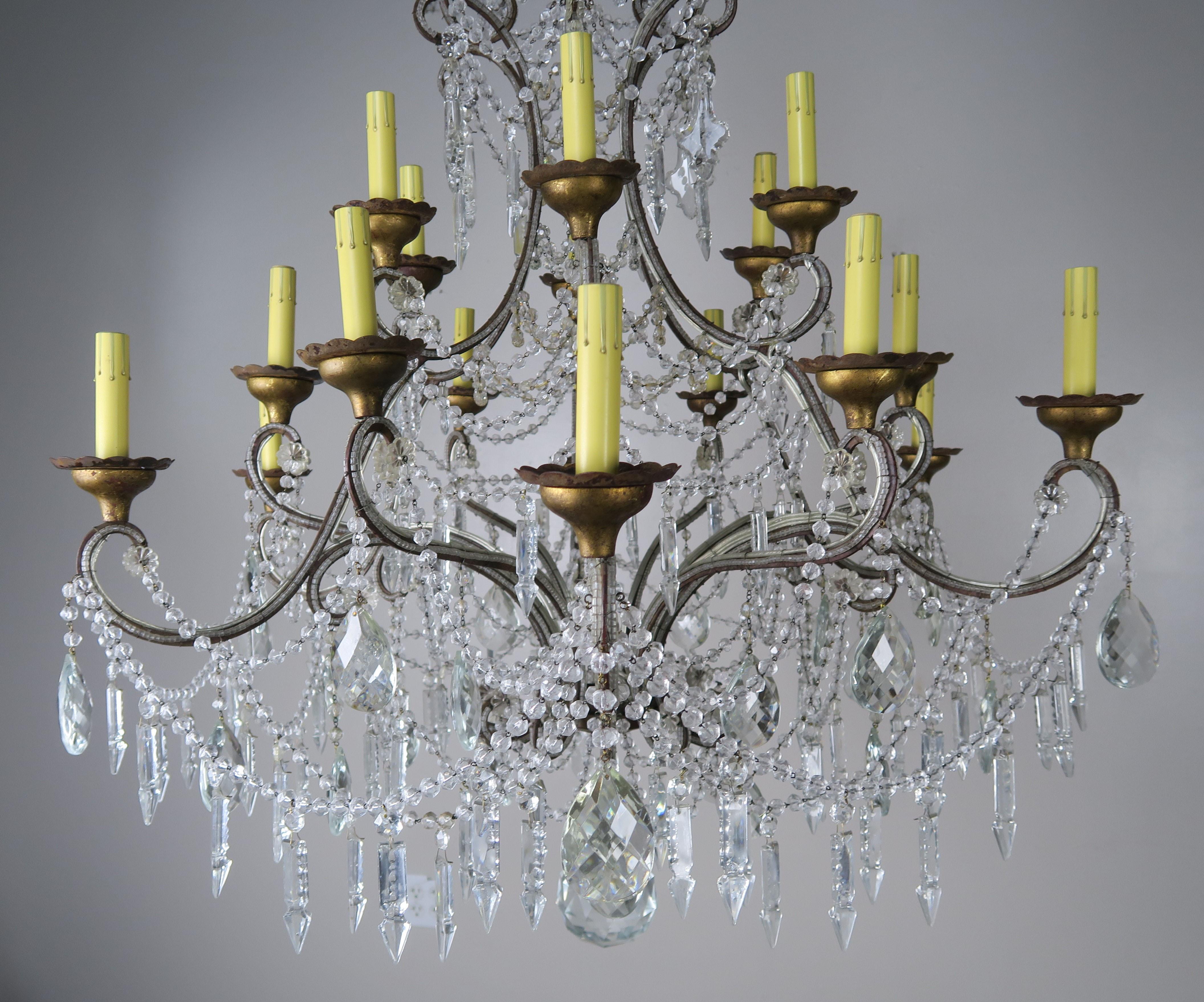 Cristal Lustre monumental italien en perles de cristal « 12 » lumières en vente