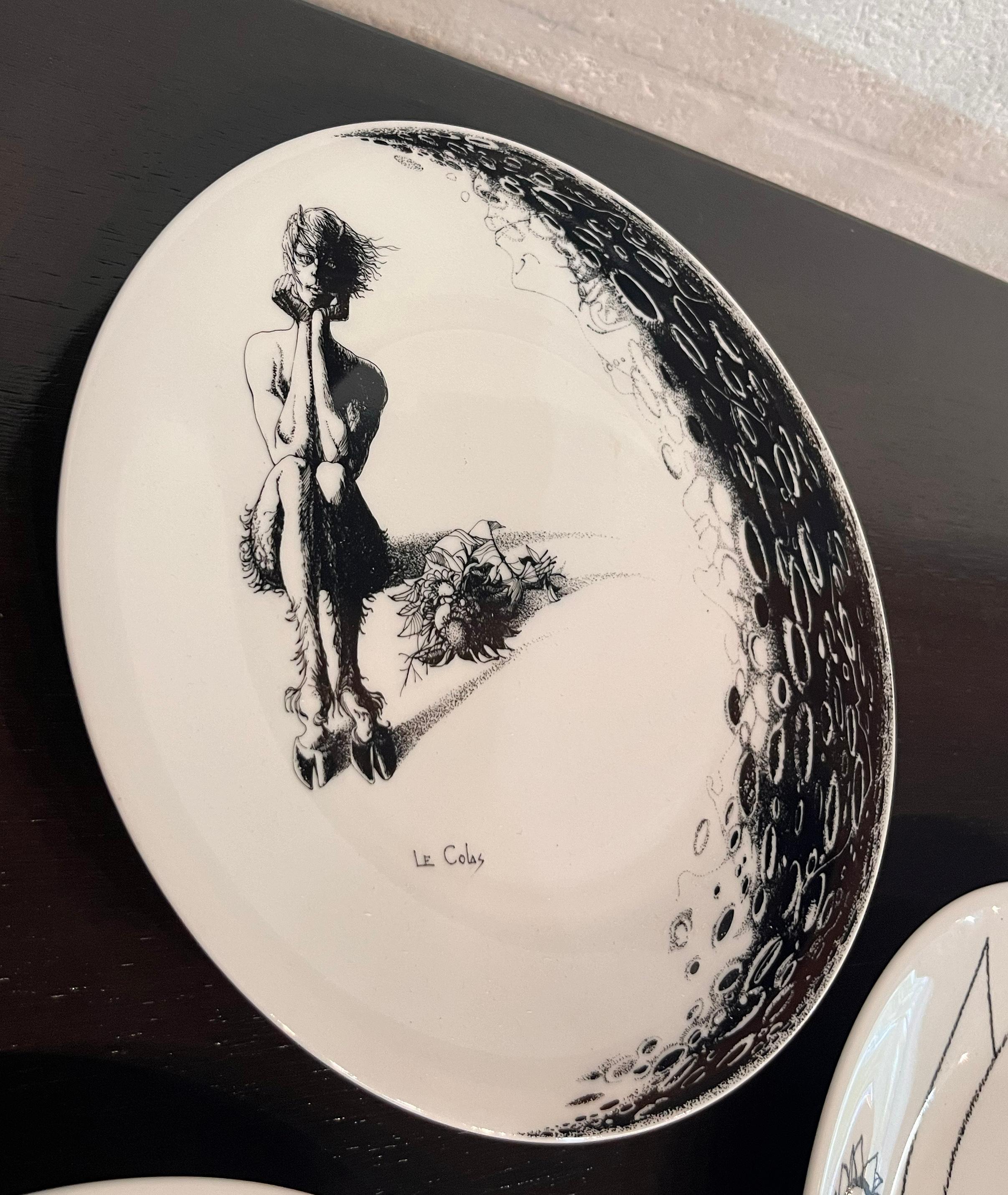 Set de 12 Platos de Porcelana Pintados a Mano por reconocidos Pintores .
Edición limitada de Charles Fields Haviland Limoges.
Podría ser una decoración de pared muy interesante.

