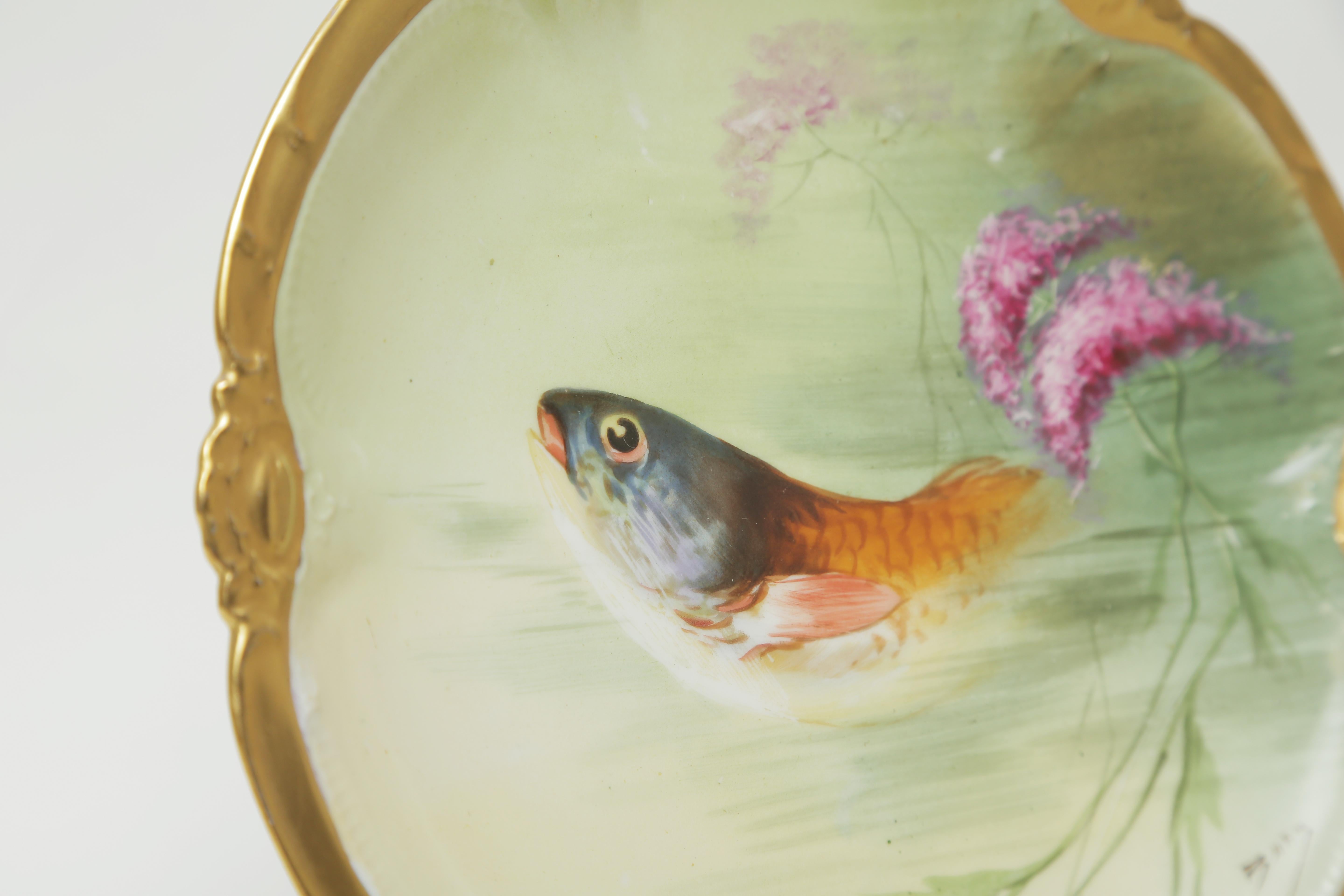 Fait main 12 assiettes à poisson de Limoges, peintes à la main et signées par l'artiste, anciennes, circa 1890