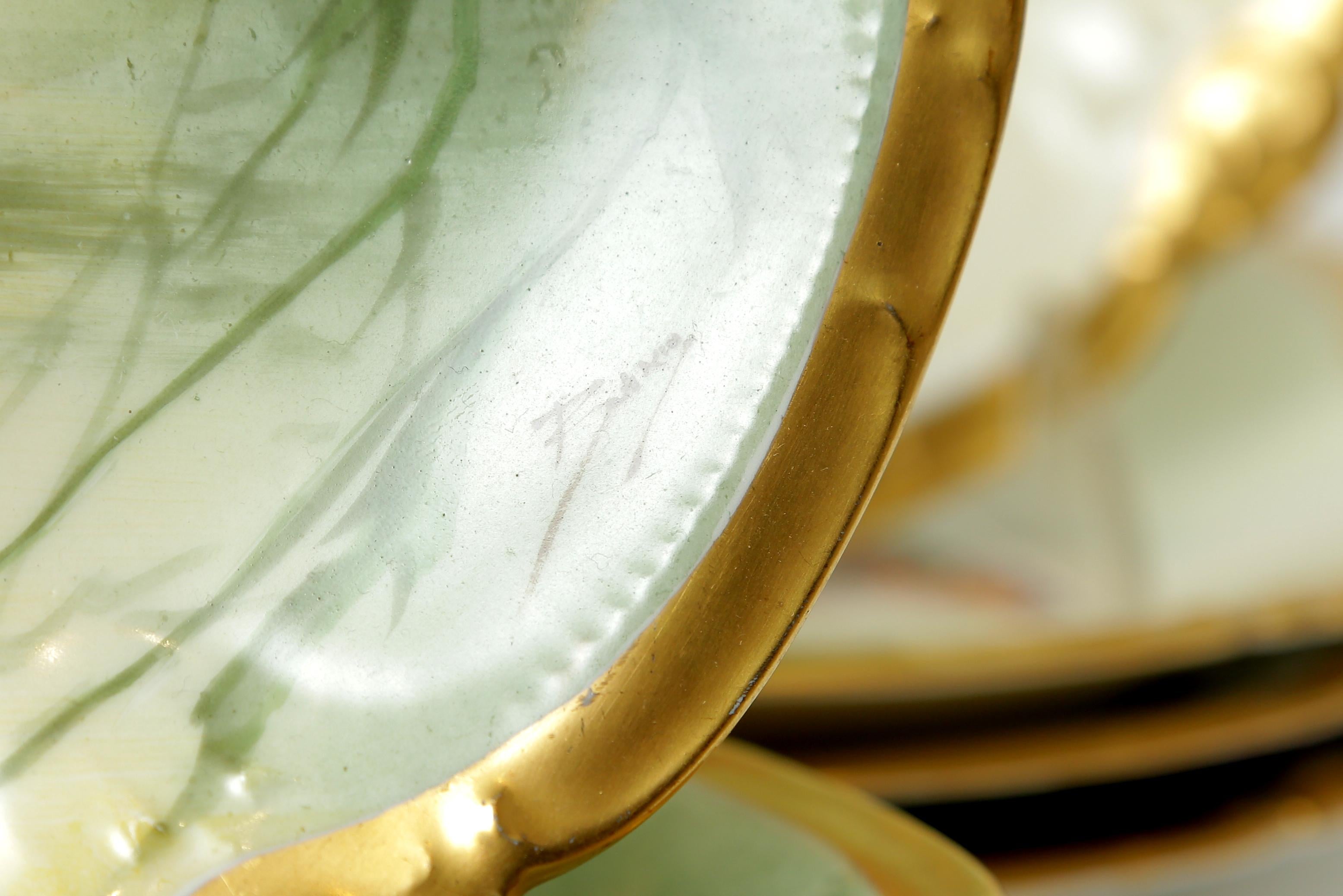 Début du 20ème siècle 12 assiettes à poisson de Limoges, peintes à la main et signées par l'artiste, anciennes, circa 1890