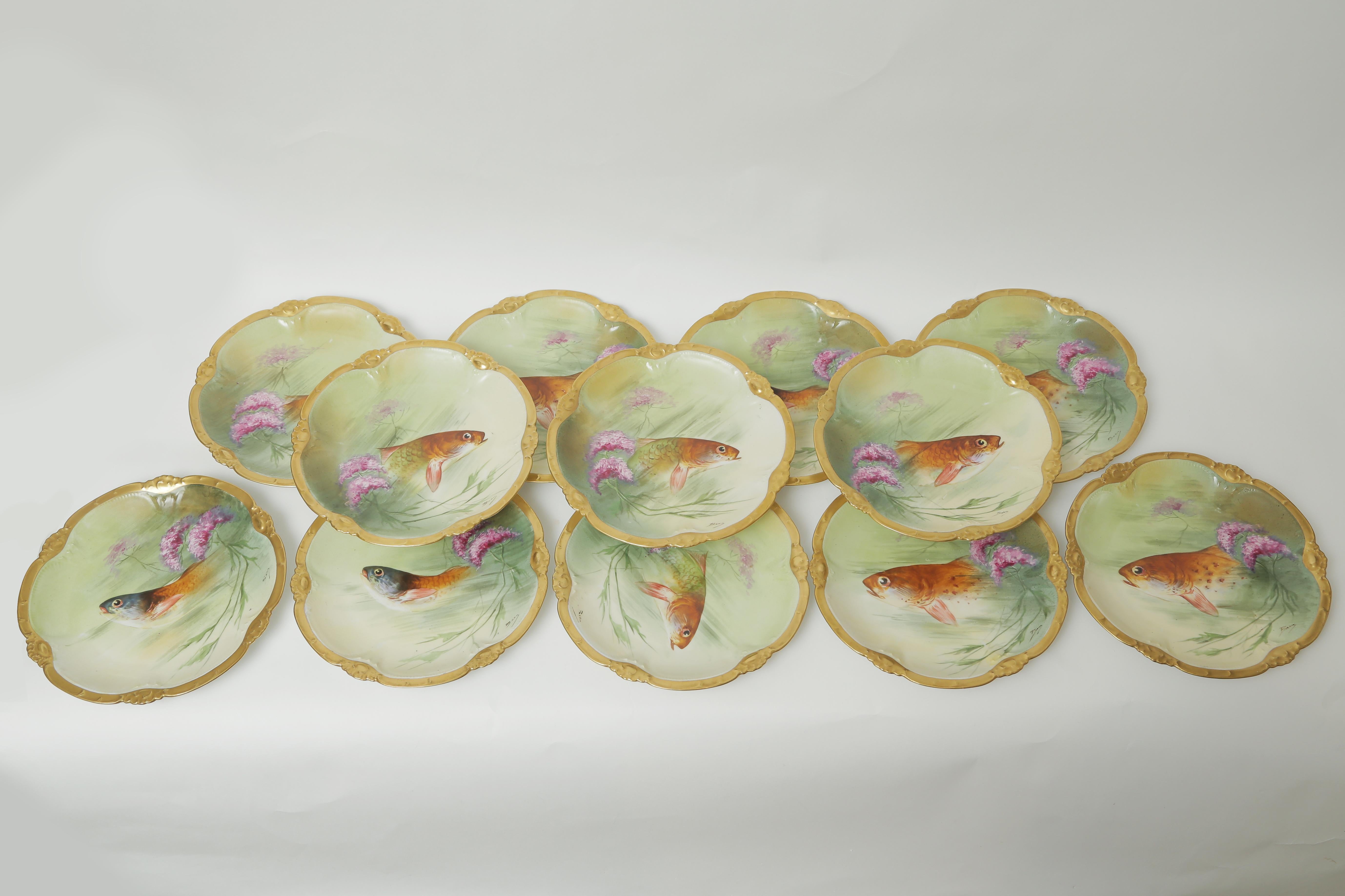 Or 12 assiettes à poisson de Limoges, peintes à la main et signées par l'artiste, anciennes, circa 1890