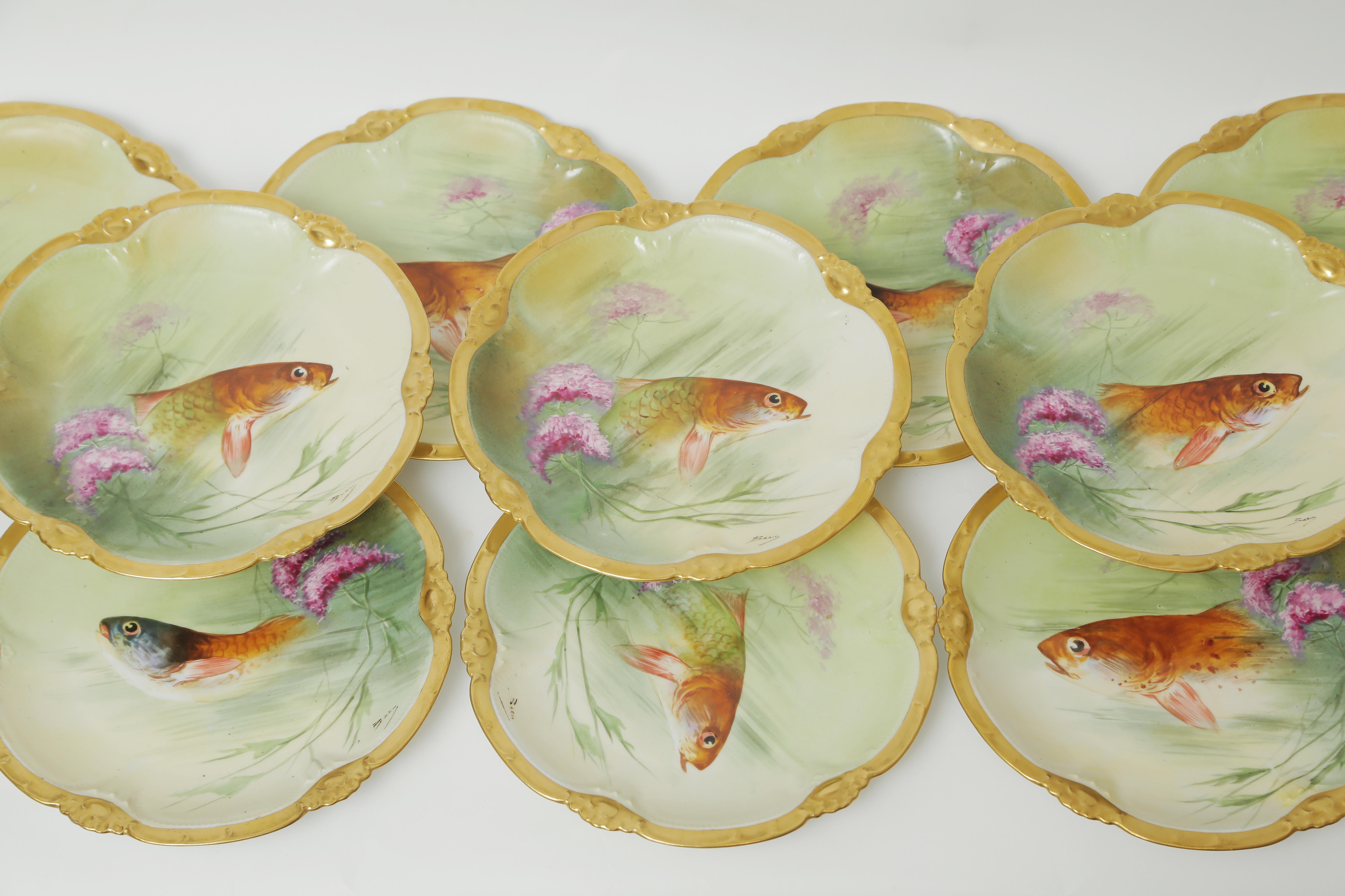 12 assiettes à poisson de Limoges, peintes à la main et signées par l'artiste, anciennes, circa 1890 1