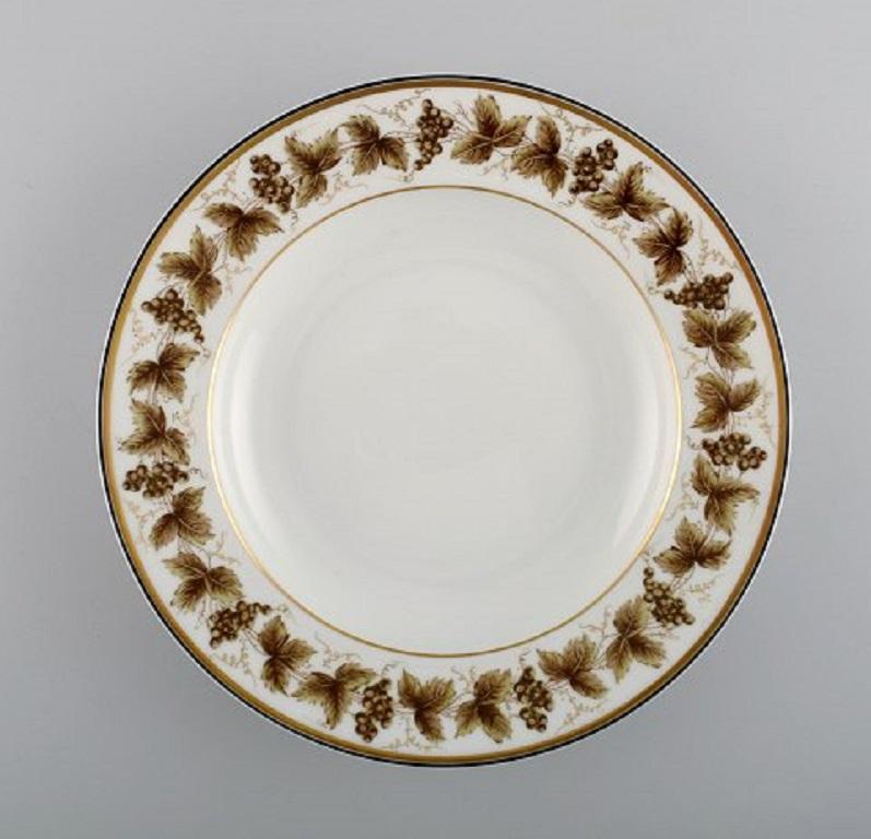 12 tiefe Teller aus Limoges-Porzellan mit handgemalten Weinreben und Golddekor, 1930er/40er Jahre.
Maße: 23,5 x 4 cm.
In ausgezeichnetem Zustand.
Gestempelt.