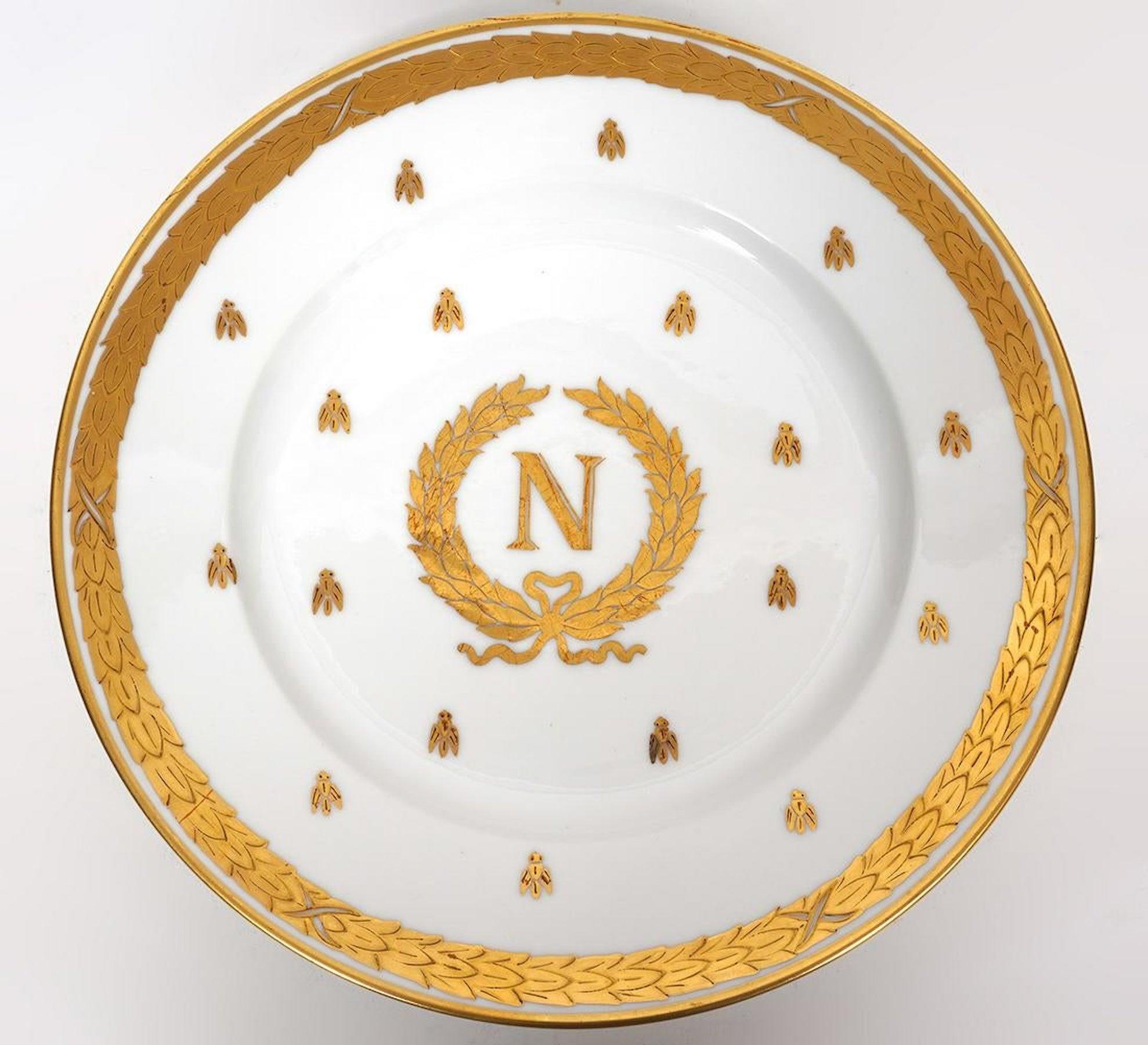 Empire 12 assiettes napoléoniennes en relief dorées et émaillées de Limoges, datant d'environ 1900 en vente