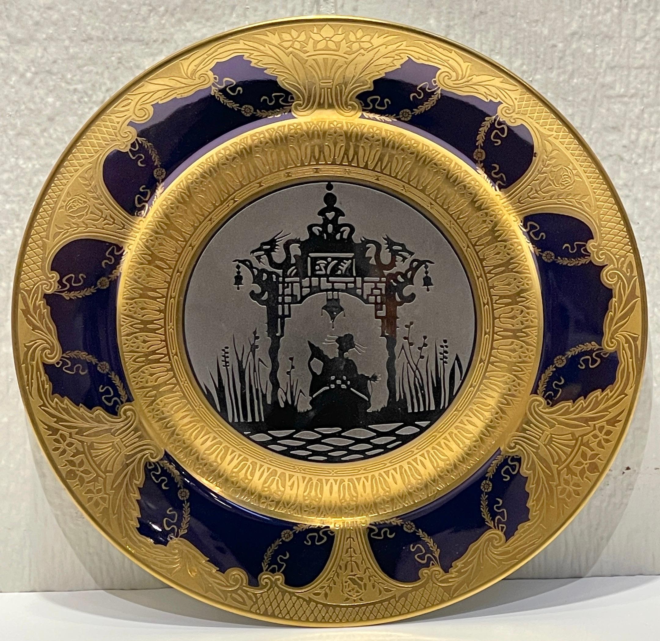 Porcelaine 12 magnifiques assiettes de service opéra incrustées d'or et de platine de Limoges  en vente