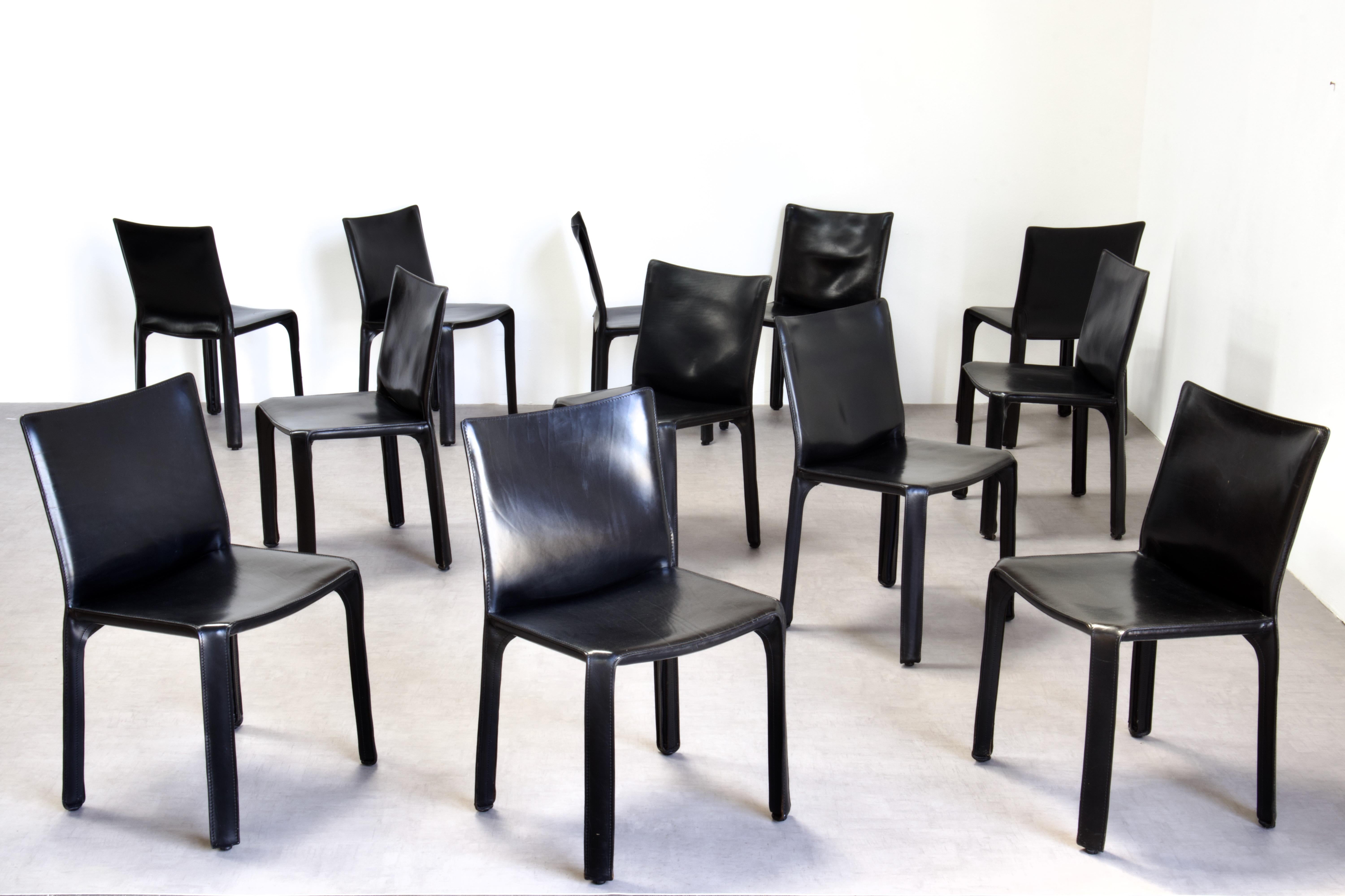 Satz von 12 Mario Bellini CAB 412 Stühlen, hergestellt von Cassina in den 1980er Jahren. Flexibler Stahlrahmen, überzogen mit einer Haut aus hochwertigem schwarzem Sattelleder. Dieser elegante, vielseitige Stuhl eignet sich gleichermaßen für das