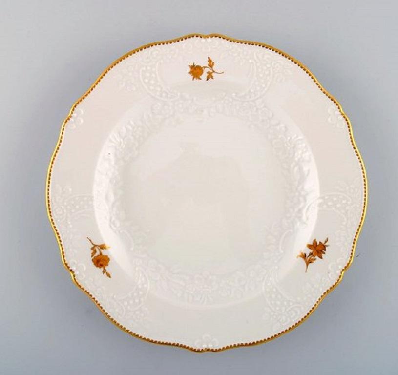 12 Meissen porcelain dinner plates with flowers and foliage in relief and gold decoration, 20th century.
Measure: Diameter 24.5 cm.
In very good condition.
Stamped.
1st factory quality.