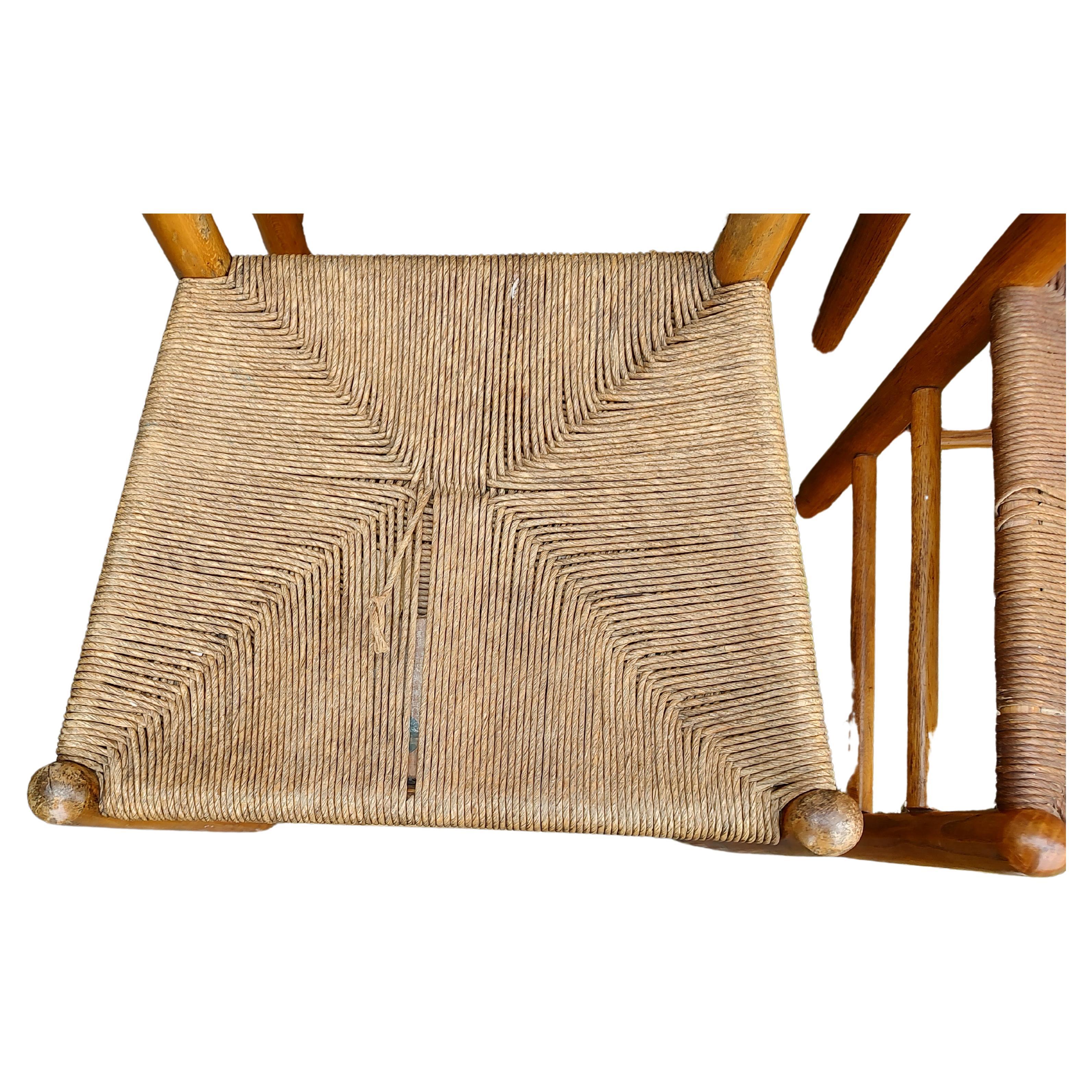 Design semplice ed elegante di Børge Mogensen per Federico's, modello # J39 che originariamente aveva sedili di giunco. Questi sono stati recuperati con una trama di stoffa in stile Shaker. Potrebbe essere aggiornato. Il legno è Oak ed è in ottime