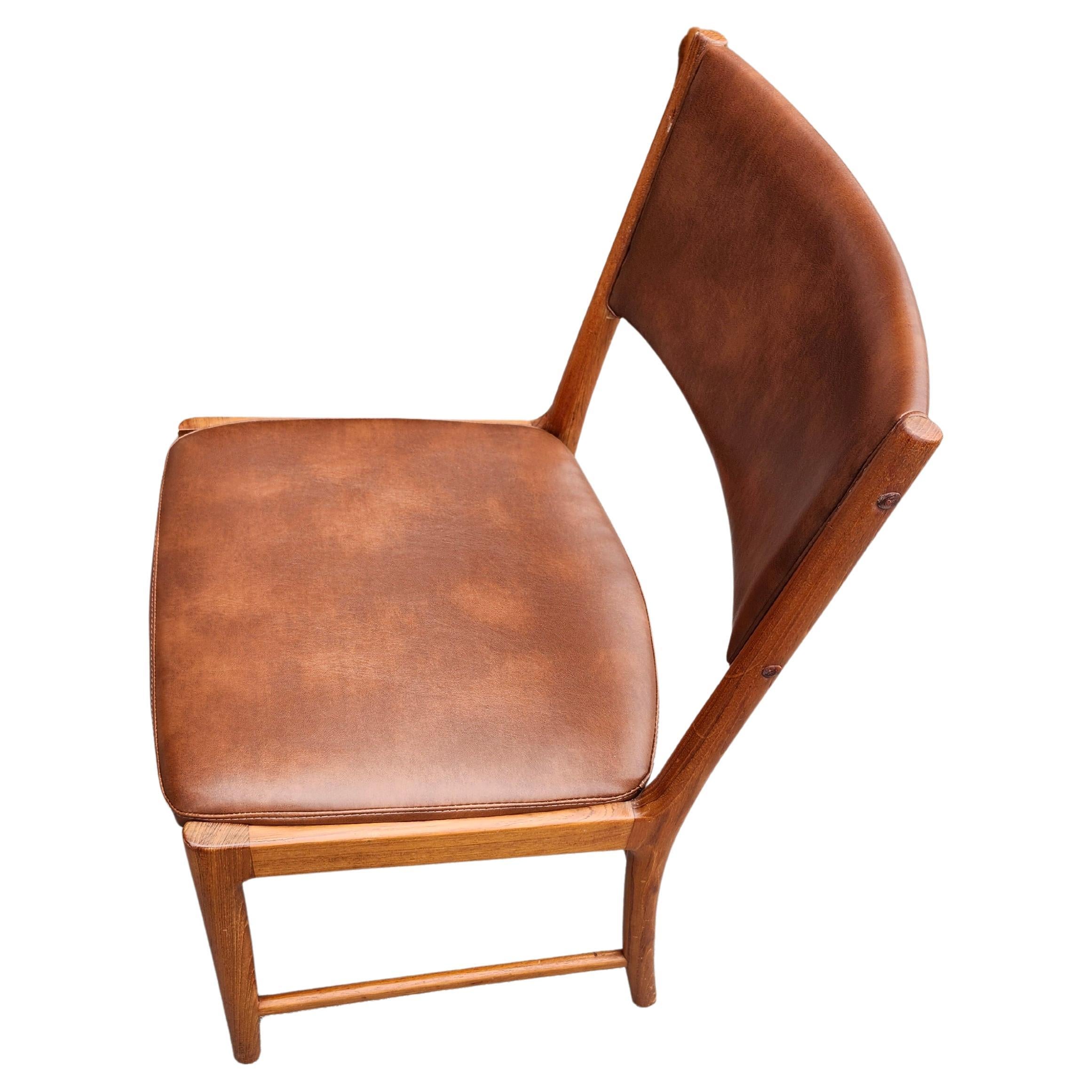 12 sedie da pranzo in pelle di teak moderne danesi del Mid Century di Kai Lyngfeldt Larsen in vendita 3
