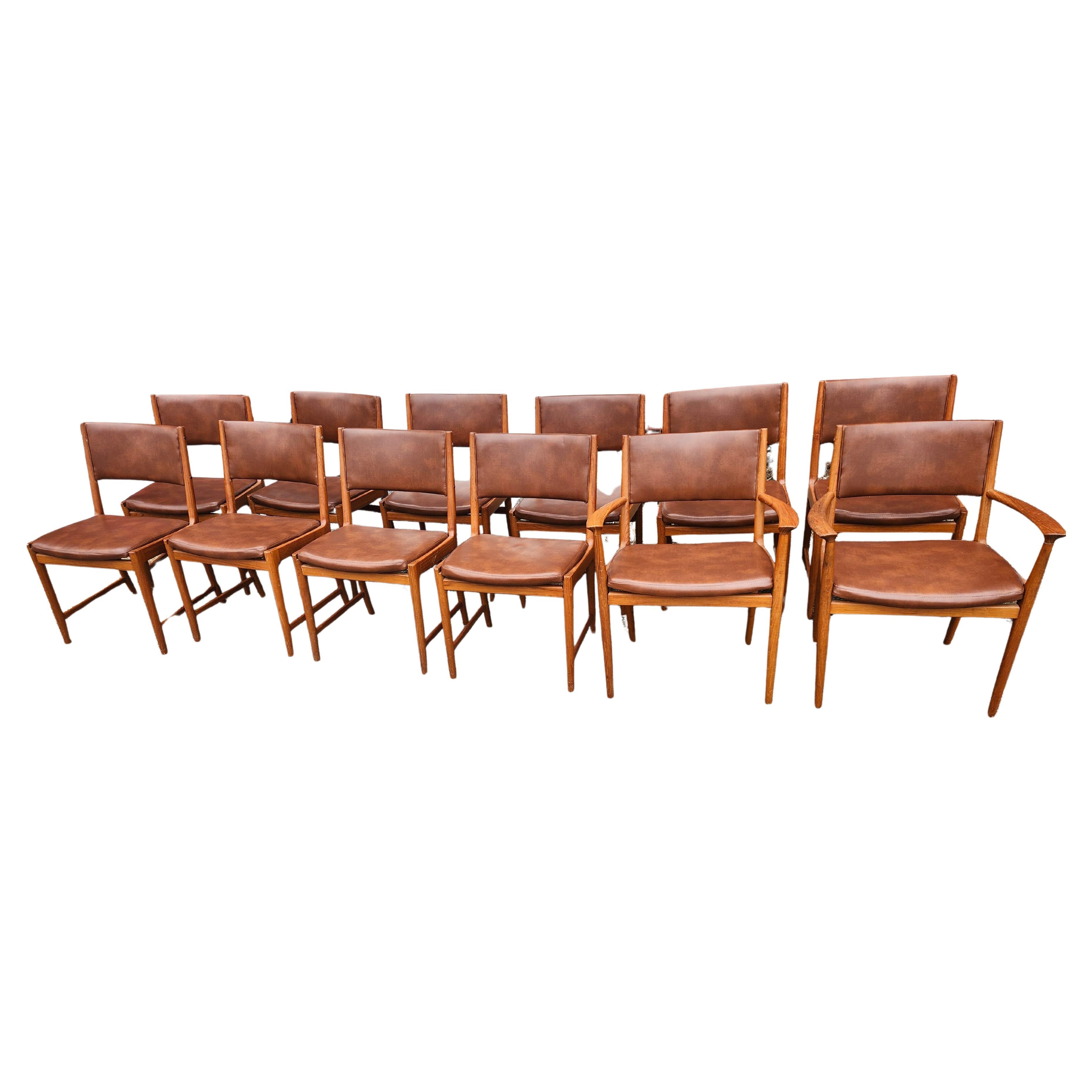 12 chaises de salle à manger danoises modernes du milieu du siècle en cuir de teck par Kai Lyngfeldt Larsen
