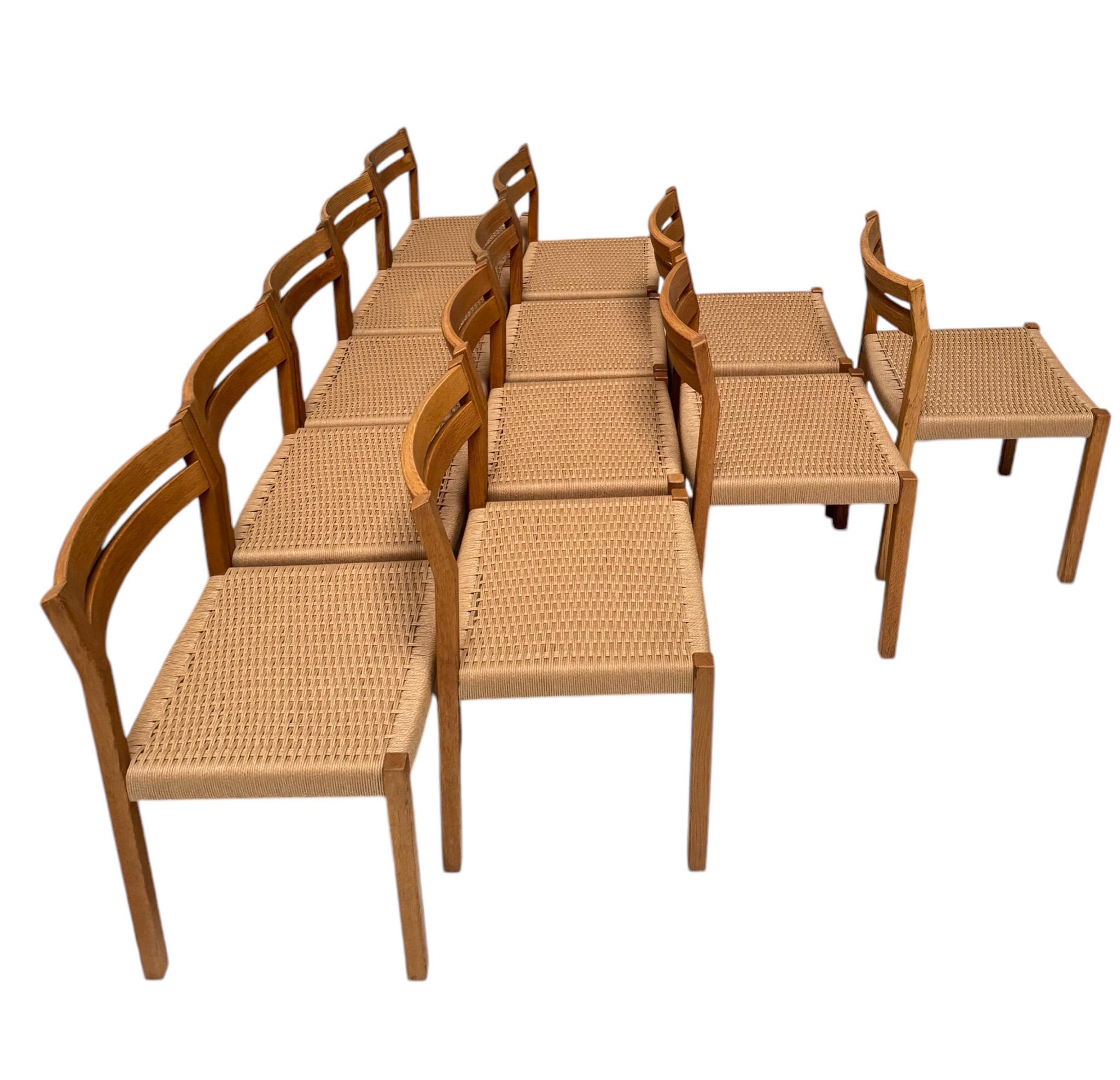 Magnifico e raro set di 12 sedie da sala da pranzo in stile Mid-Century Modern.
Design di Niels Otto Møller per J.L. Møllers Møbelfabrik.
Un sorprendente design danese degli anni '1970.
Telai in rovere massiccio con nuovi sedili in papercord!
Questo