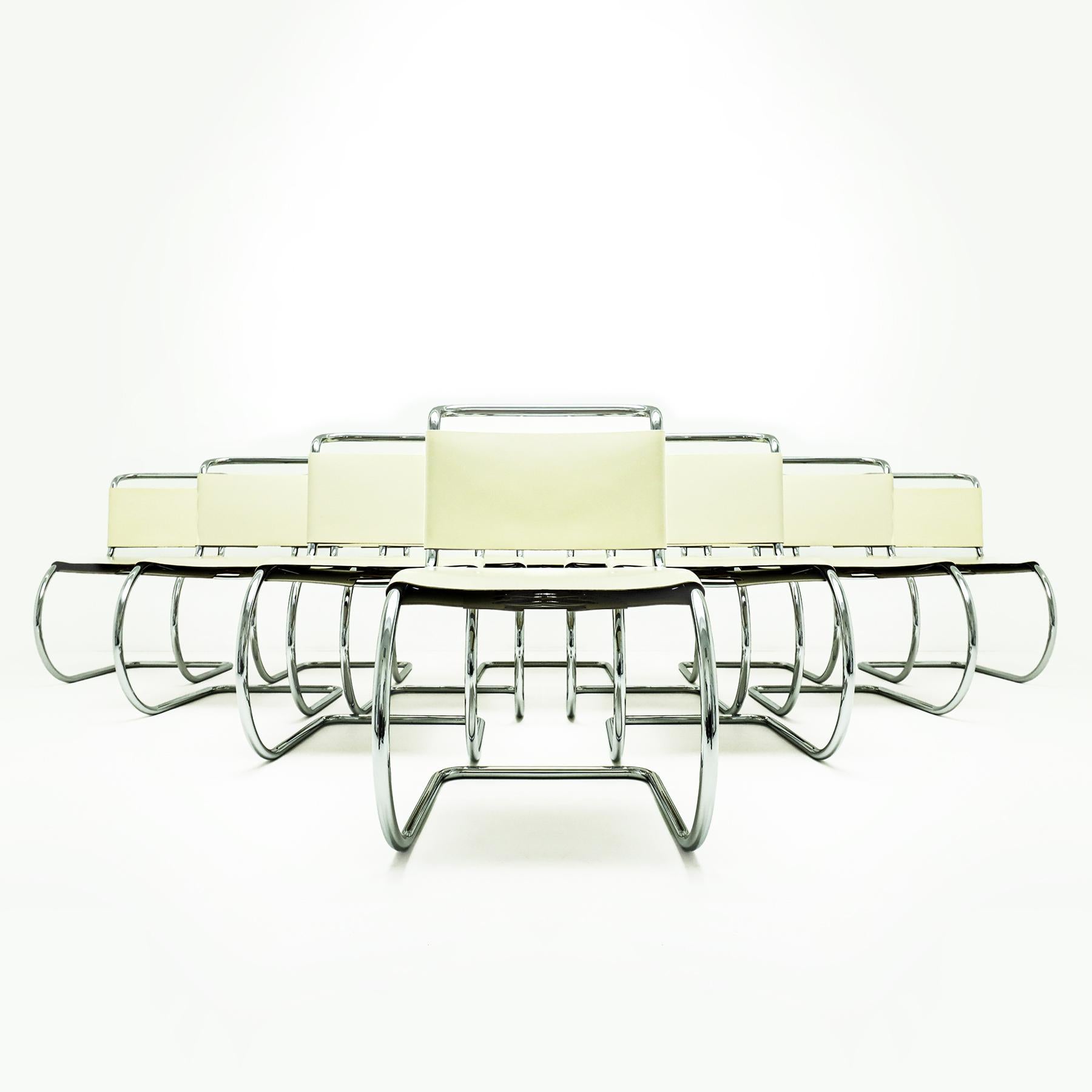 Exceptionnel ensemble de 12 chaises MR10 en cuir crème du Studio Mies van der Rohe, avec dossier et piétement en dentelle et marquage Knoll d'origine. Le prix indiqué est celui du lot de 12. 

Ces chaises sont l'une des toutes premières chaises