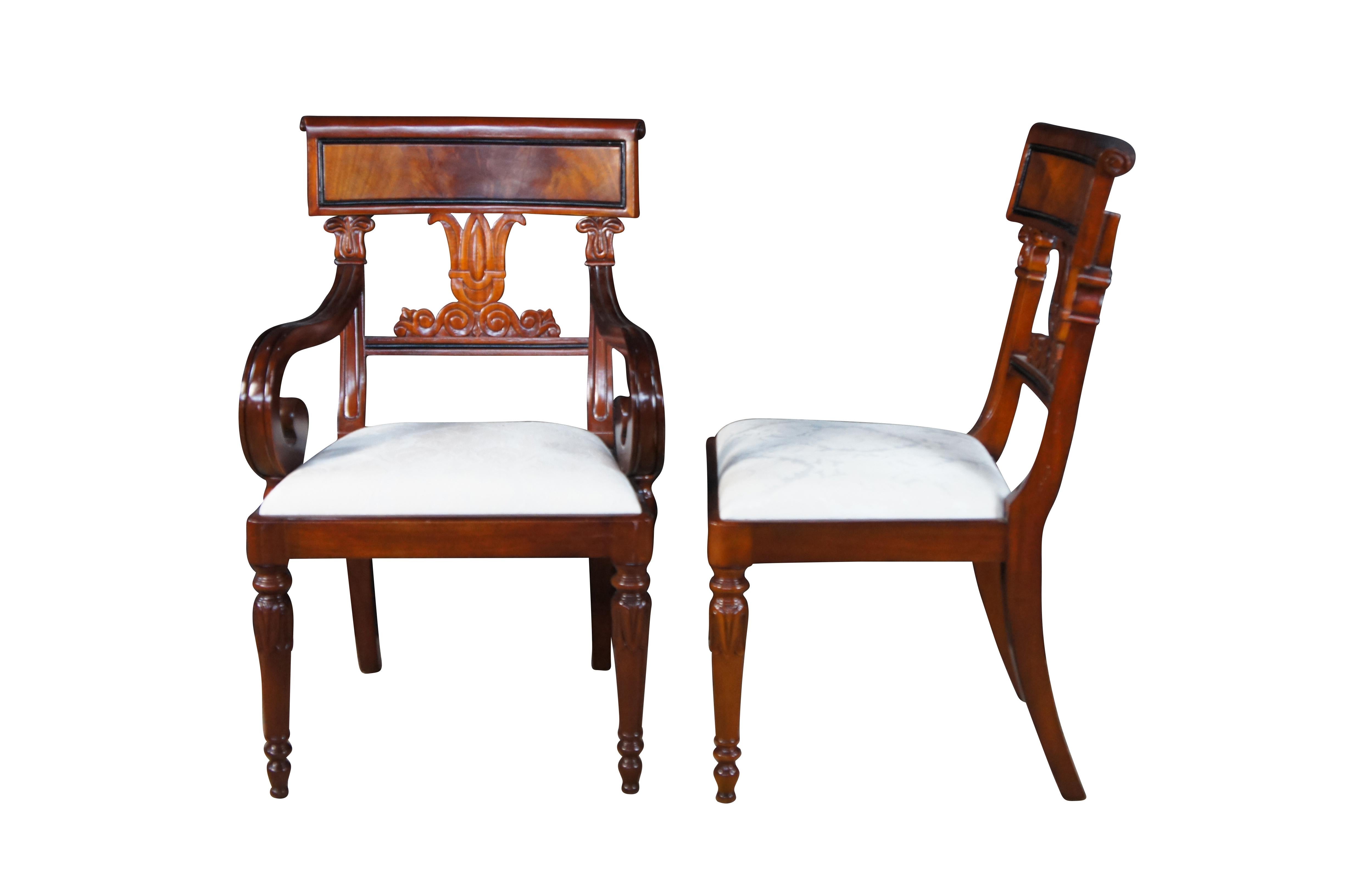 Vintage Set mit zwölf Esszimmerstühlen aus der Robert Adam Collection'S von Millender Furniture Company.  Aus geflammtem Mahagoni im Empire- und Regency-Stil mit geschnitztem Tulpenmuster, durchbrochener / netzartiger Rückenlehne, gerollten Armen