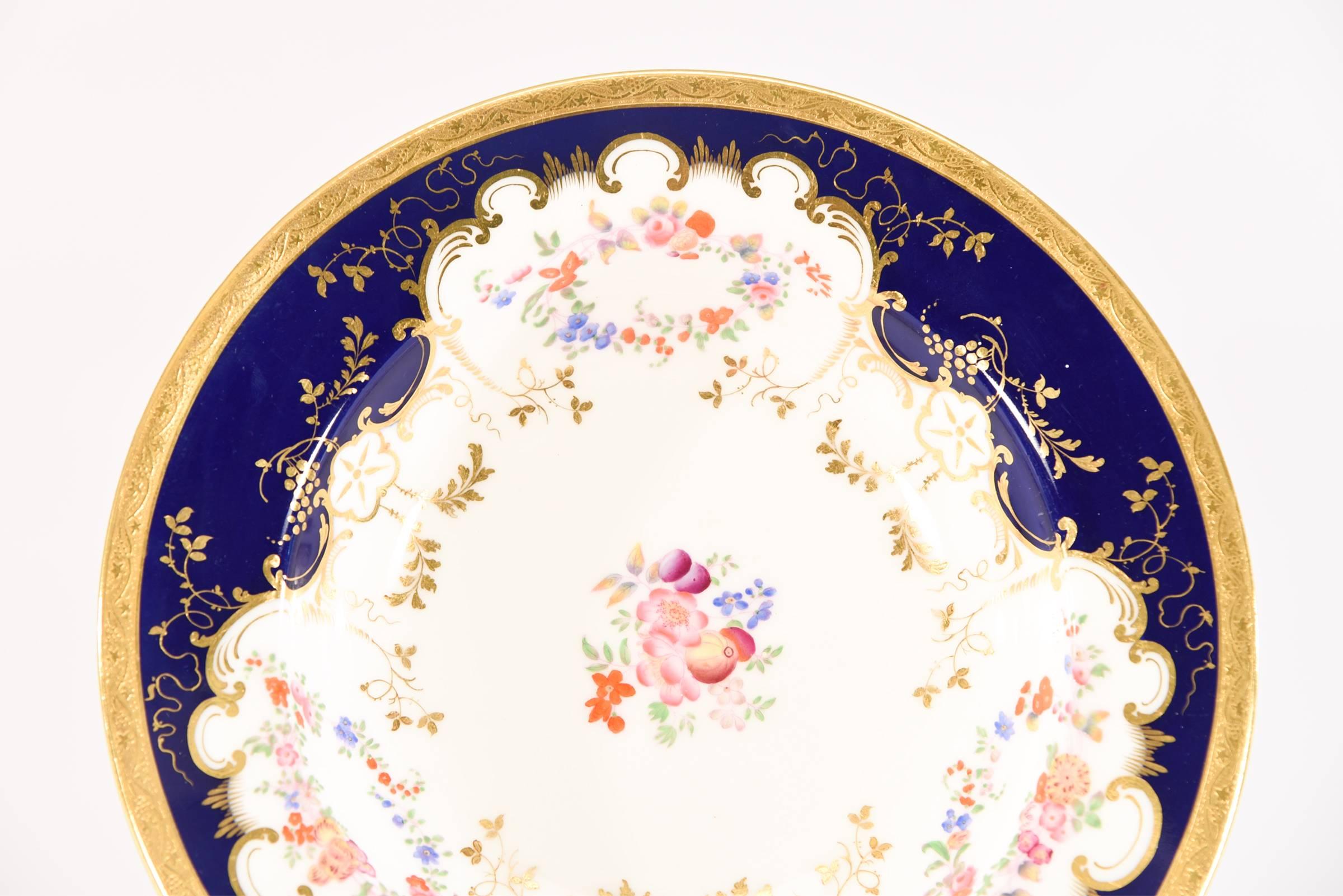 Este juego de 12 grandes cuencos soperos con borde, que data de 1882, está pintado a mano y dorado, mostrando el talento experto de la fábrica Minton. Comercializados por Gilman, Collamore, NY., la Tiffany de los grandes almacenes de principios de