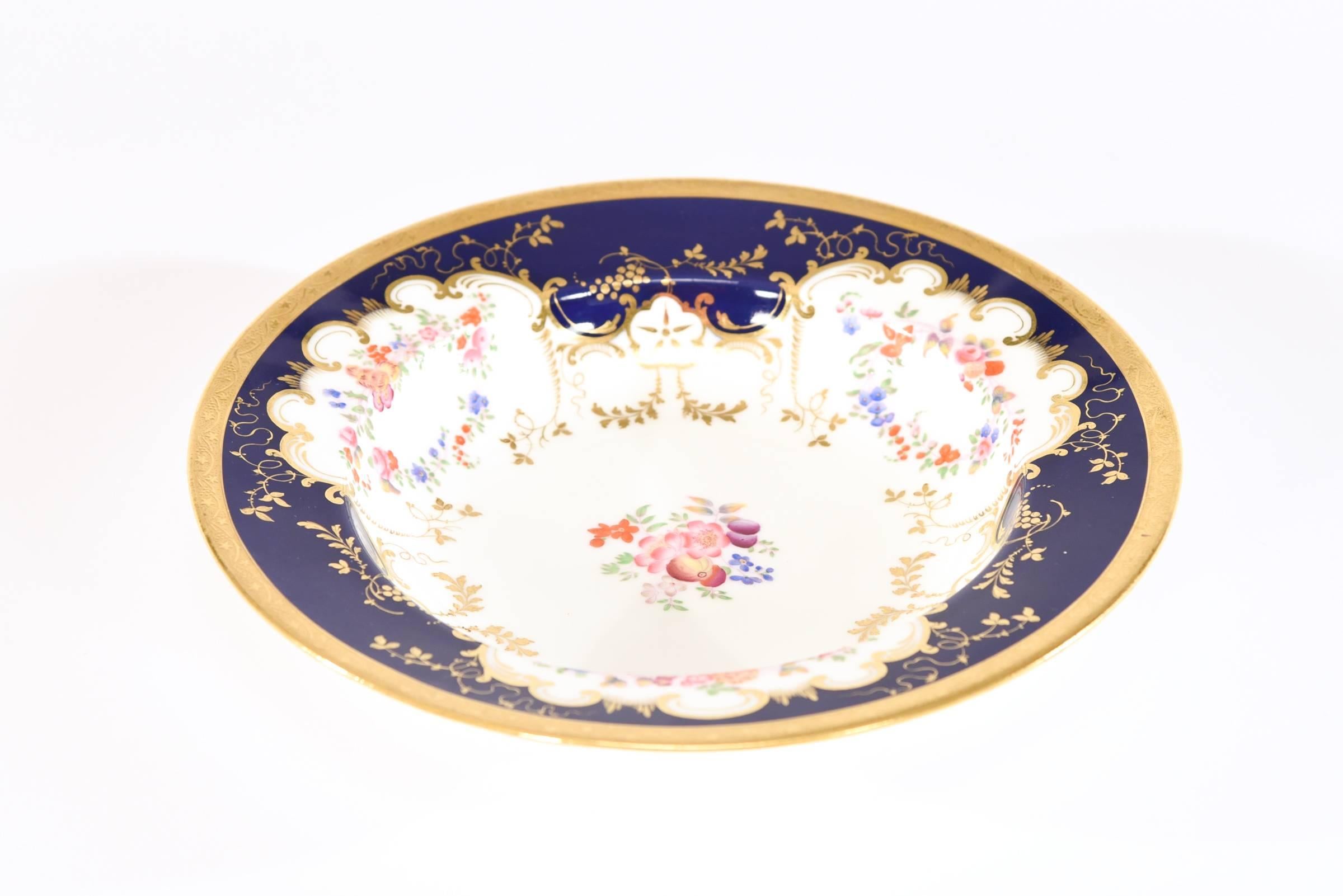 Anglais 12 Minton 19ème c. Grands bols à soupe à fleurs bleu cobalt bordés d'or et de blanc en vente