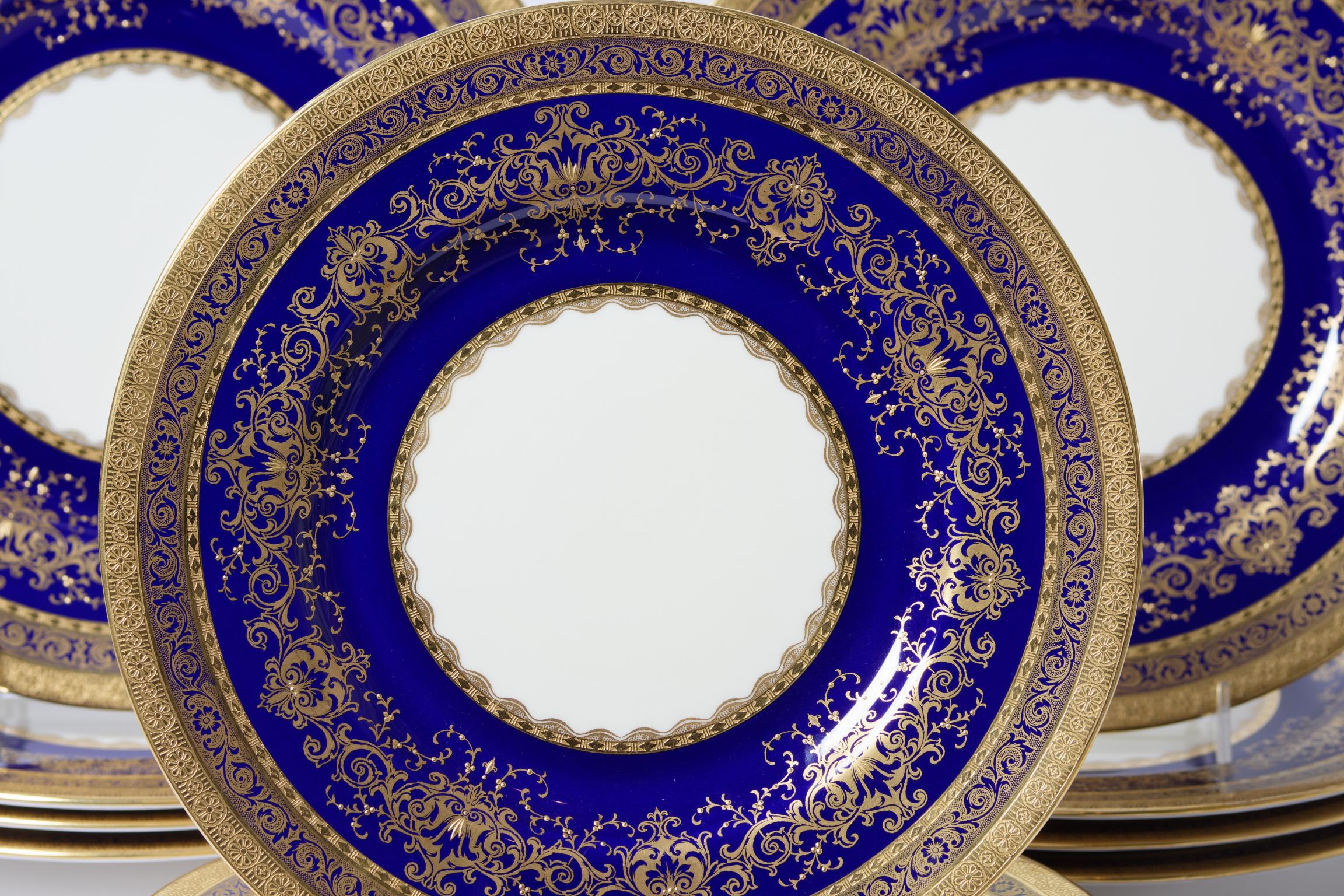 Début du 20ème siècle 12 assiettes plates incrustées de dorures bleu cobalt de Minton, sur mesure, datant d'environ 1900 en vente