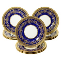 12 assiettes plates incrustées de dorures bleu cobalt de Minton, sur mesure, datant d'environ 1900