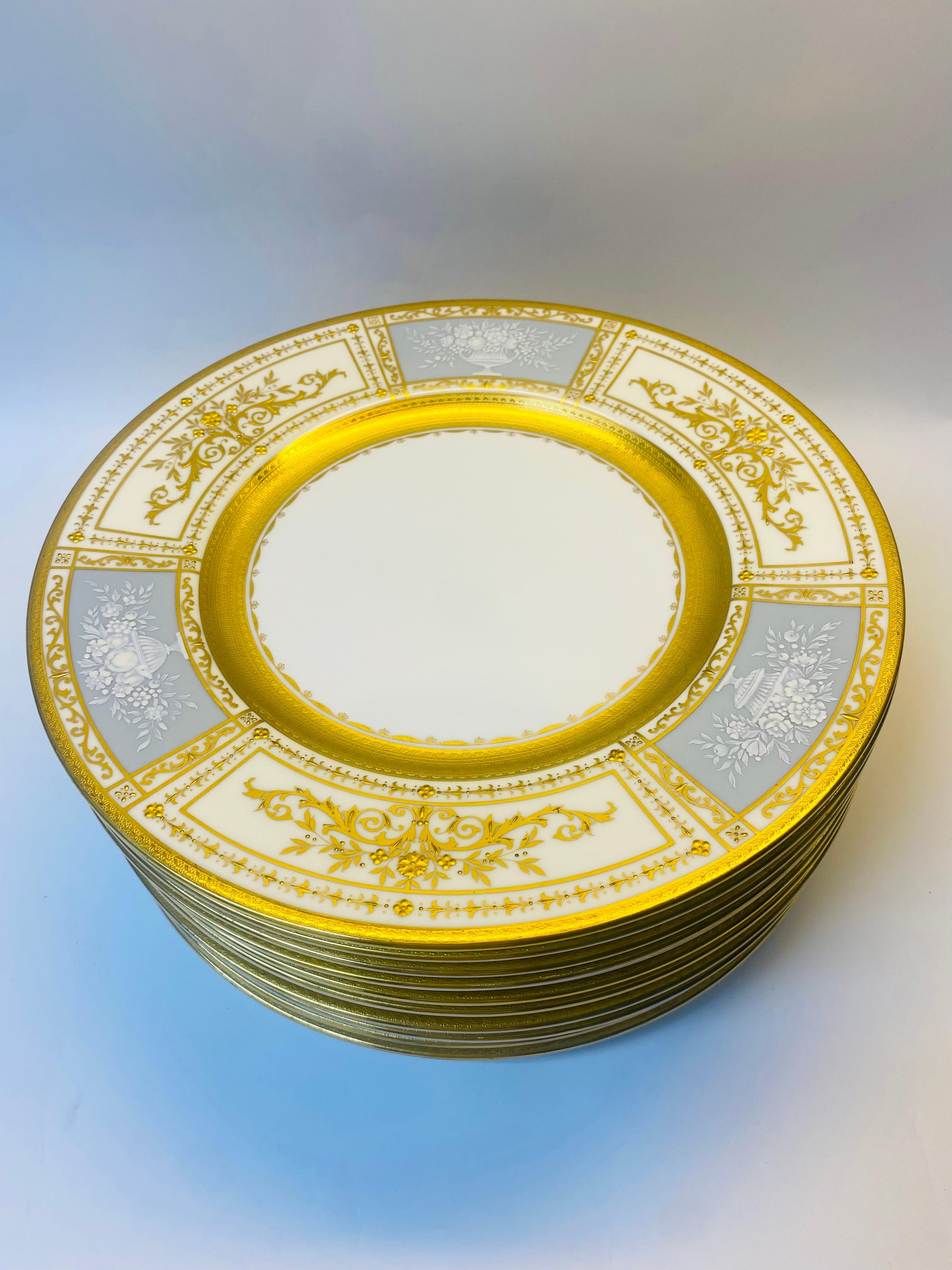Elegante juego de 12 platos de la conocida fábrica de porcelana Minton de Inglaterra, encargados por encargo a través del principal minorista de vajillas de Londres, T. Goode & Co. Este conjunto de doce pates exhibe la soberbia artesanía de Minton