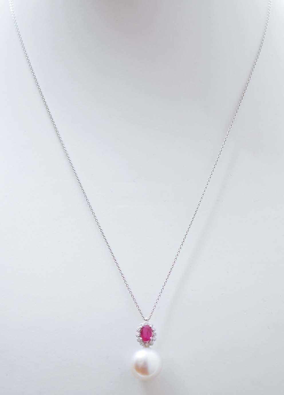 Elegant pendant necklace in 18 kt white gold structure mounted with a central ruby surrounded by diamonds and, as pendant, a pearl. The chain is included.
Diamonds 0.12 ct
Ruby 0.68 ct
Pearl 2.50 gr
Total Weight 4.50 gr
RF   G  