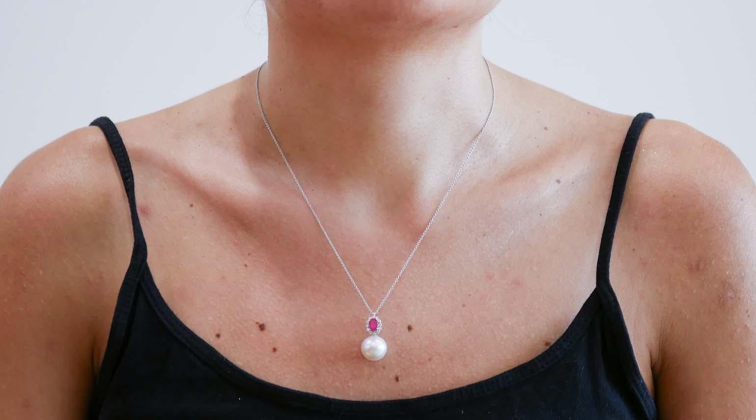 12 Mm Pearl, Diamonds, Rubies, 18 Karat White Gold Pendant Necklace. In New Condition For Sale In Marcianise, Marcianise (CE)