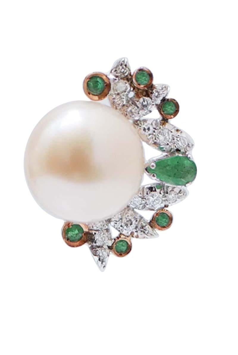 Amazing earrings in 14 kt white gold and rose gold structure mounted with a central pearl surrounded by leaves studded with diamonds and emeralds.
These earrings were totally handmade by Italian master goldsmiths and they are in perfect