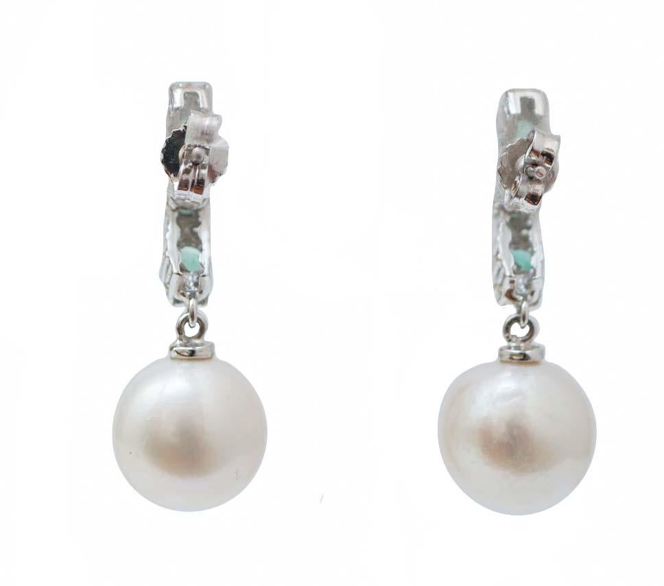 Moderno Orecchini con perle da 12 mm, smeraldi, diamanti, oro bianco da 18 carati. in vendita