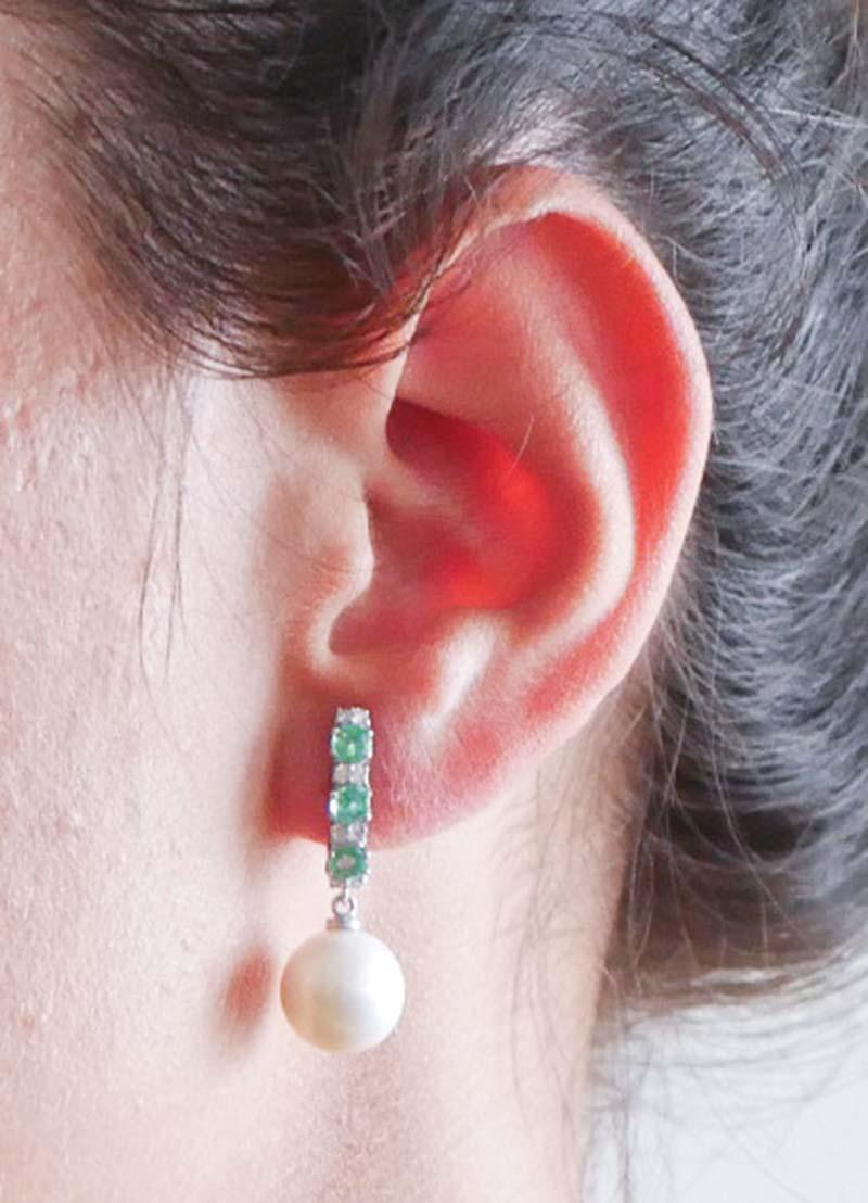 Orecchini con perle da 12 mm, smeraldi, diamanti, oro bianco da 18 carati. In condizioni Nuovo in vendita a Marcianise, Marcianise (CE)
