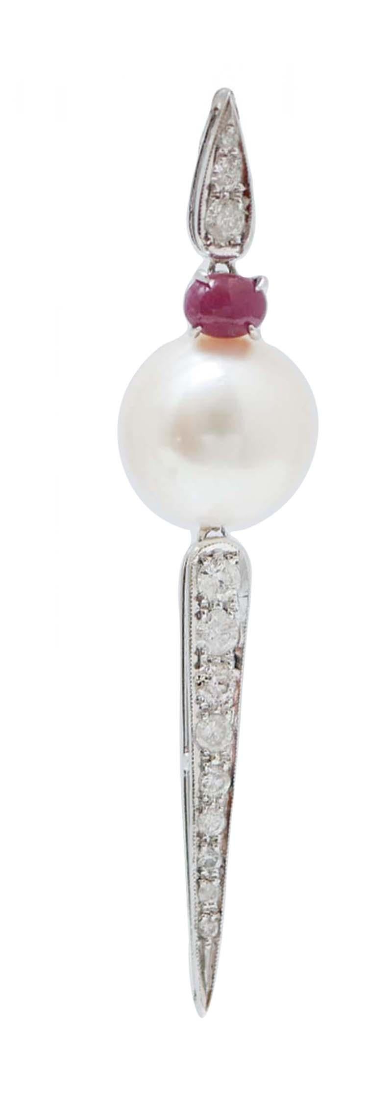 Incredibili orecchini con struttura in platino montati con una goccia di diamanti e un rubino nella parte superiore; al centro, una perla e, sotto, una goccia più grande di diamanti.
Questi orecchini sono stati realizzati totalmente a mano da