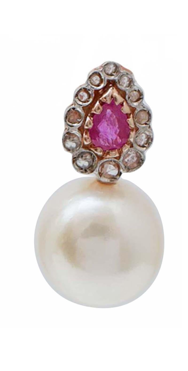 Fantásticos pendientes de oro rosa de 9 kt y estructura de plata montados con un rubí en forma de gota rodeado de diamantes. Abajo, una perla blanca.
Estos pendientes fueron hechos totalmente a mano por maestros orfebres italianos y están en